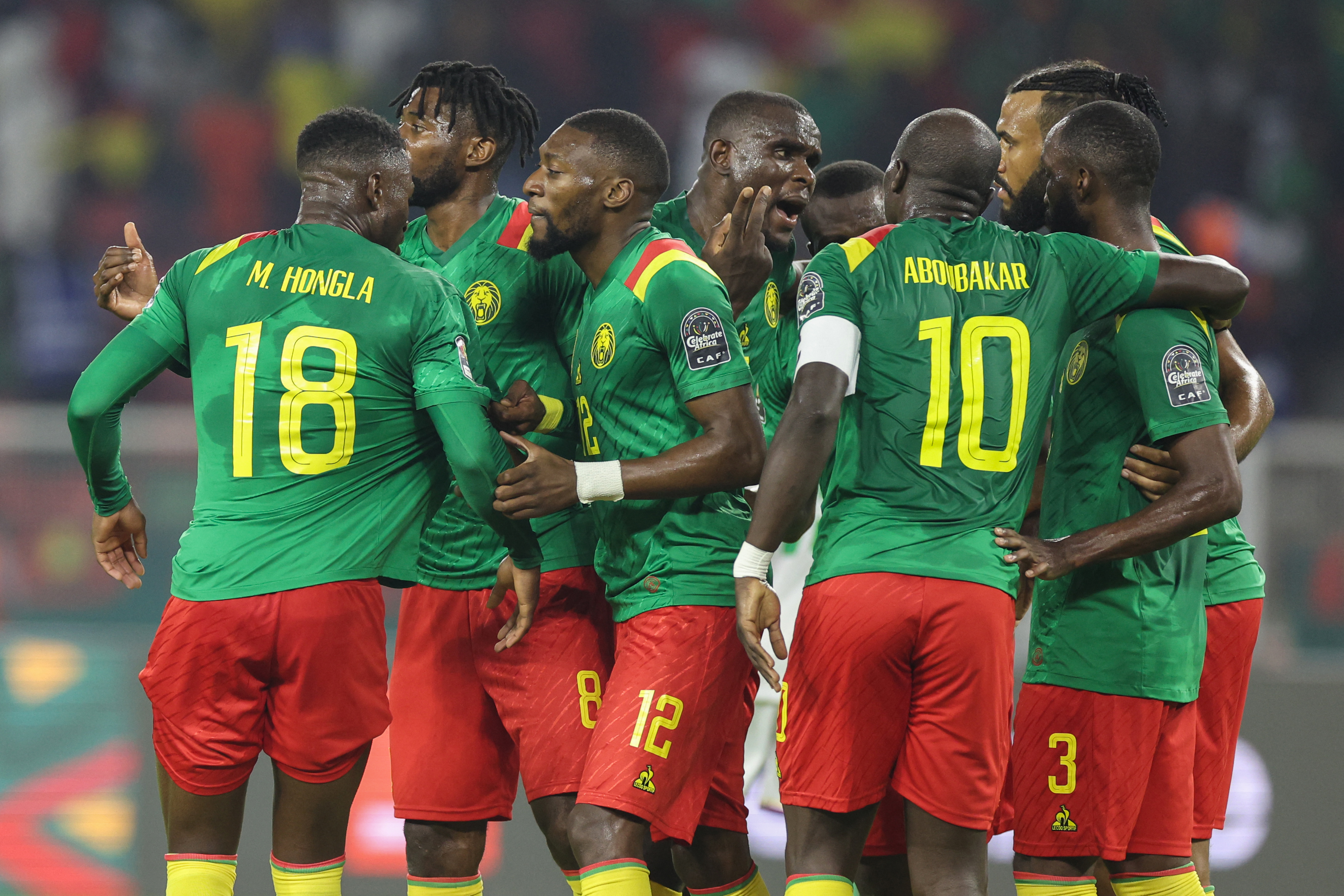 Jogadores de Camarões na partida contra Comoros pela Copa Africana