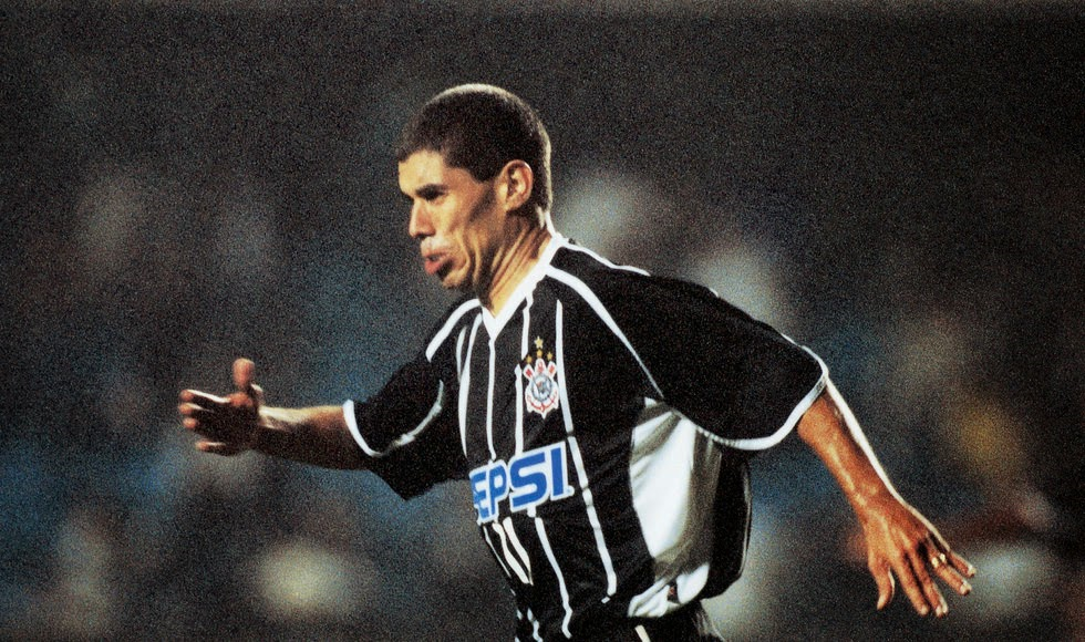 Ricardinho com a camisa do Corinthians em 2001 -