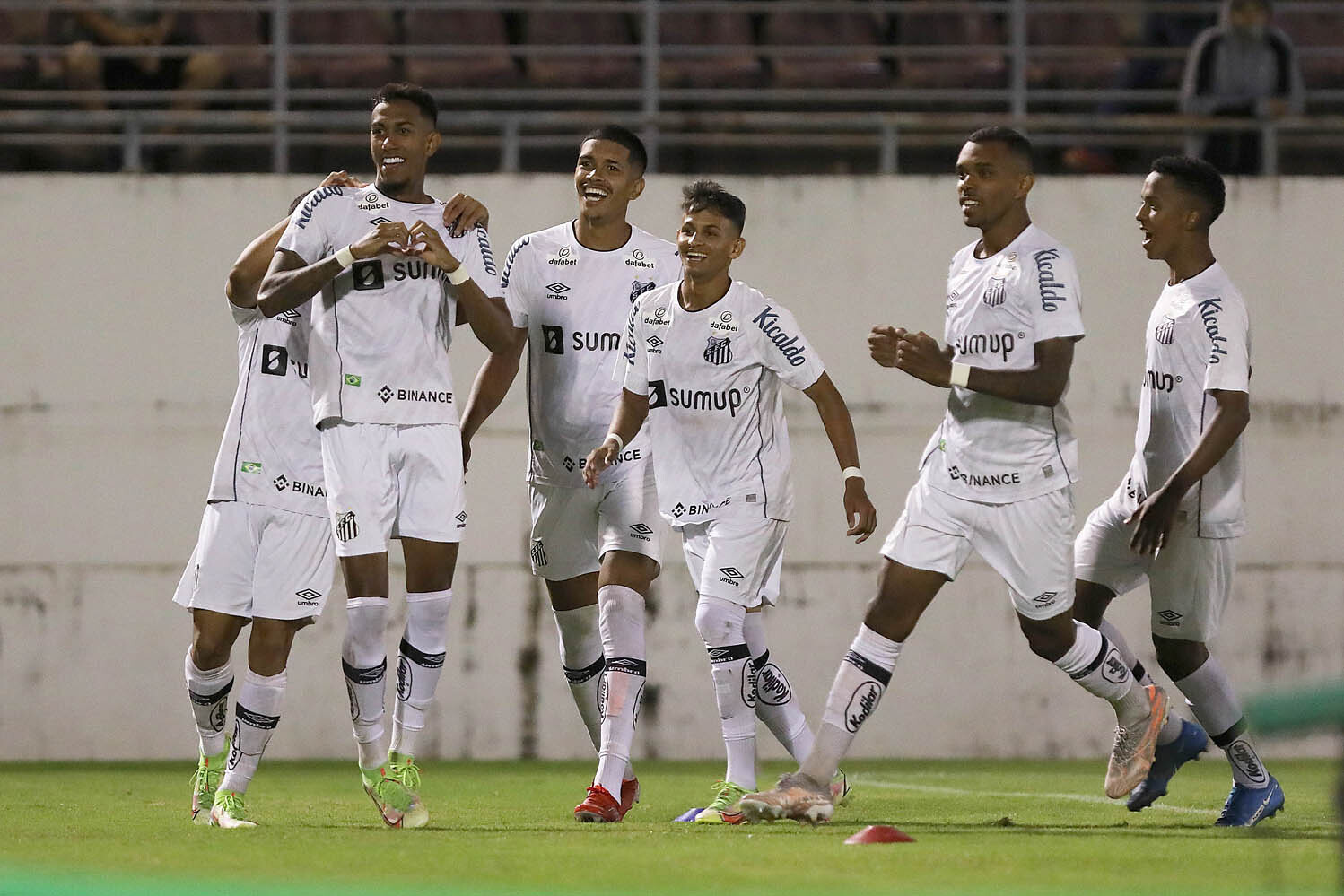 Assista os melhores jogos de futebol grátis no YouCine