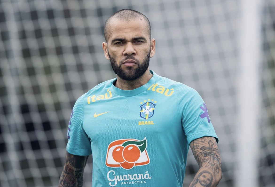 Daniel Alves durante treino da seleção brasileira -