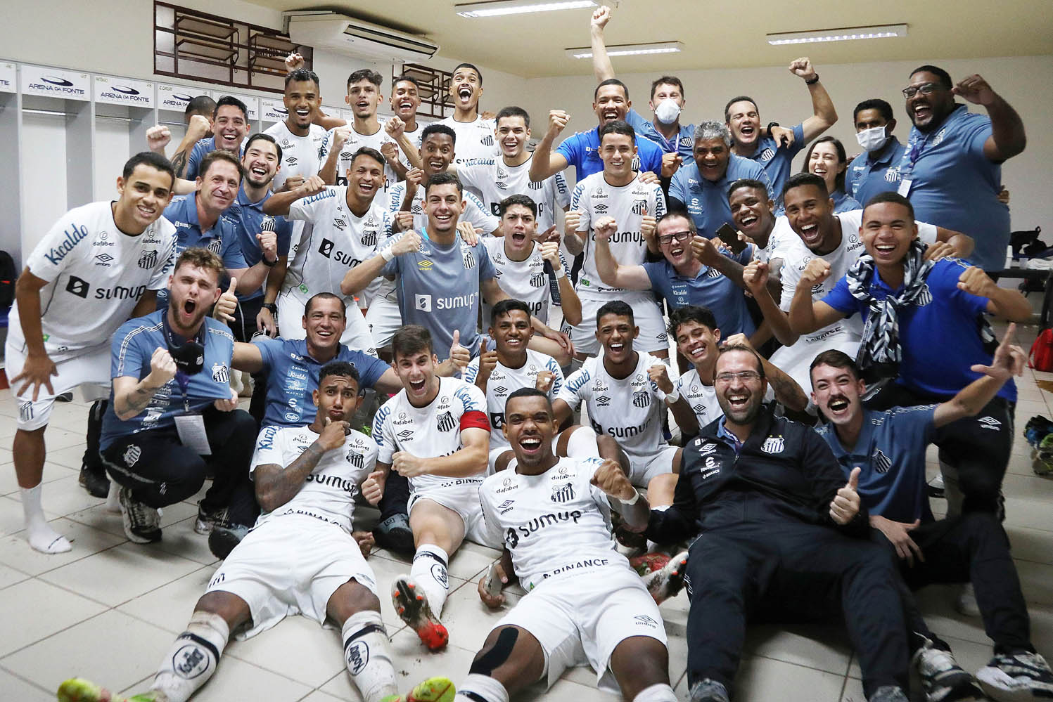 Equipe e comissão técnica do Santos comemoram classificação para semifinal -