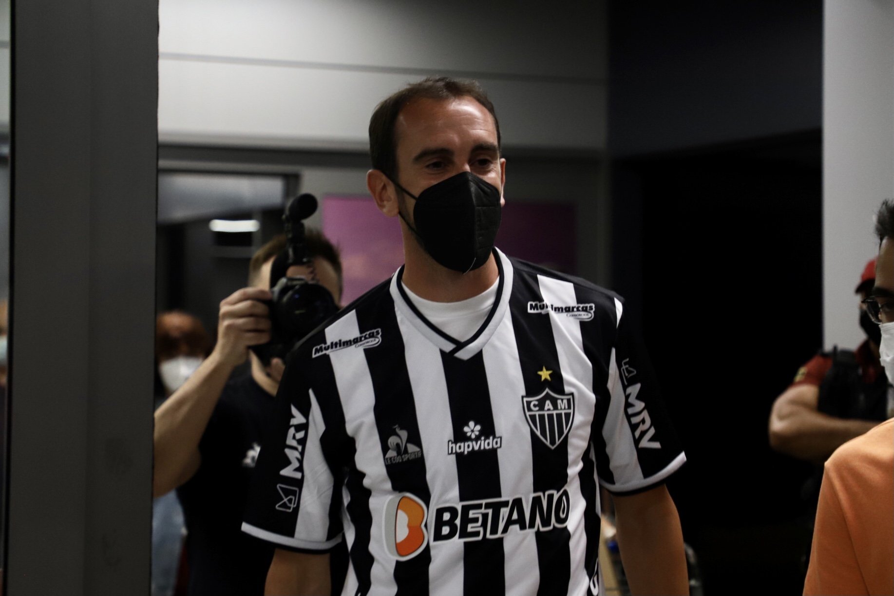 Godín desembarcou em BH e já falou como atleta do Galo -