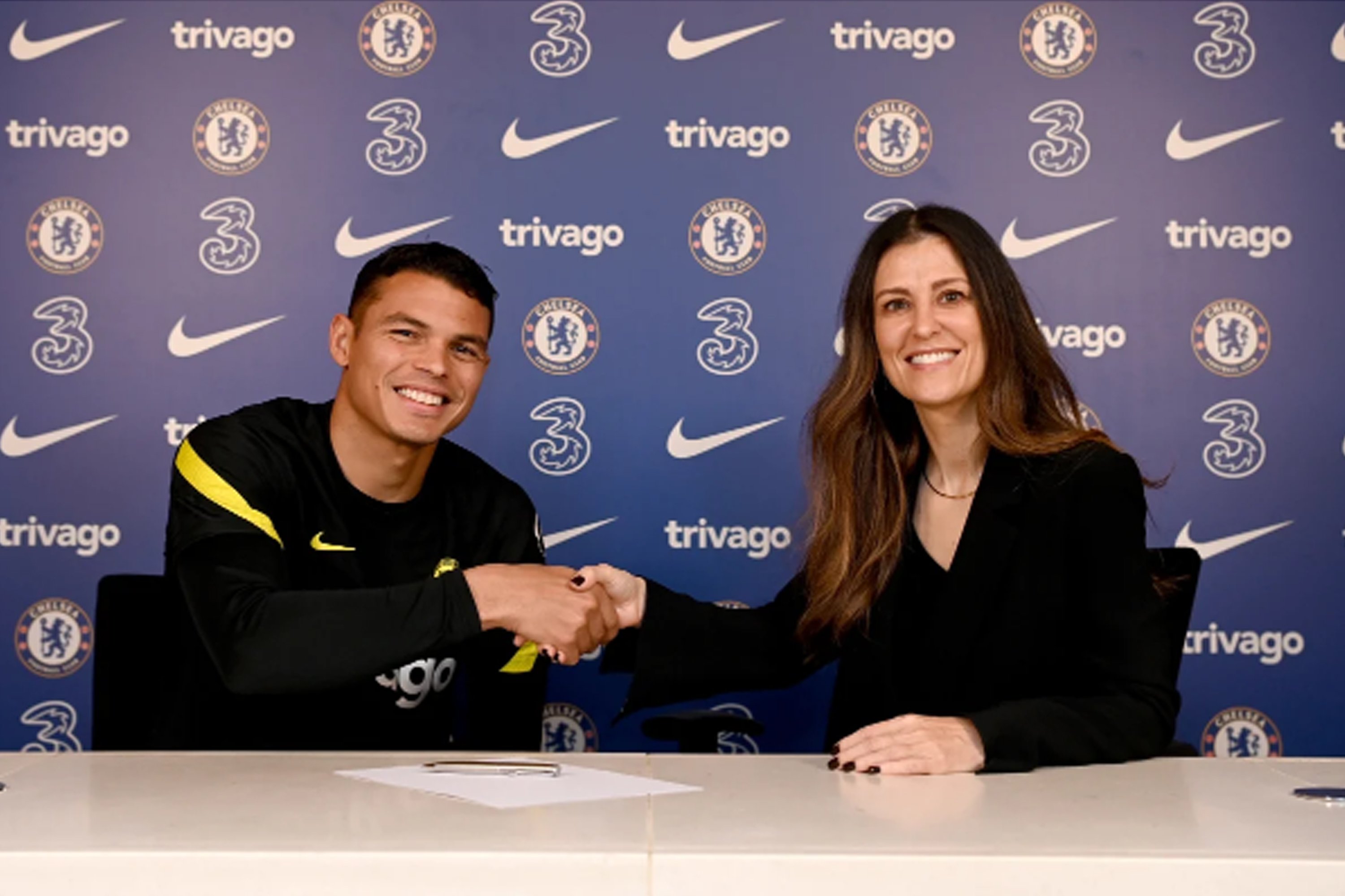 Aos 37 anos, Thiago Silva renova contrato com o Chelsea