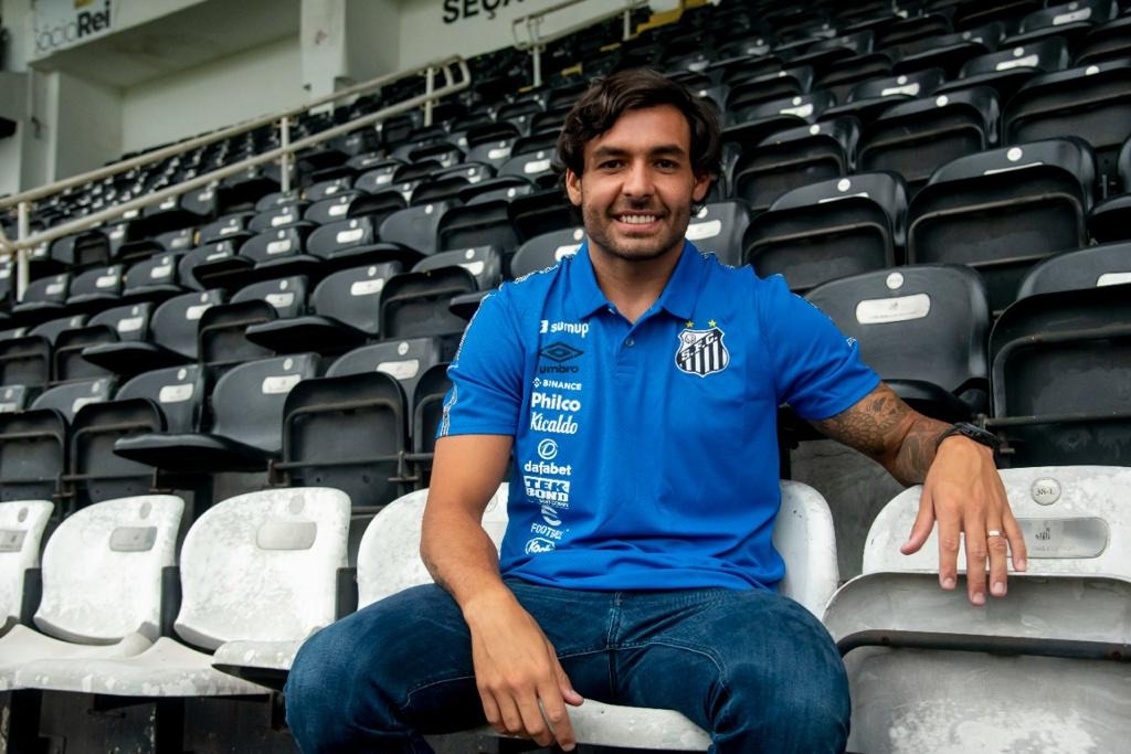 Ricardo Goulart assina por dois anos com o Santos e ganha a camisa 10