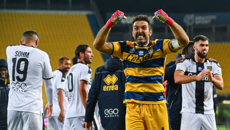 Buffon renova por duas temporadas com o Parma e jogará até os 46 anos