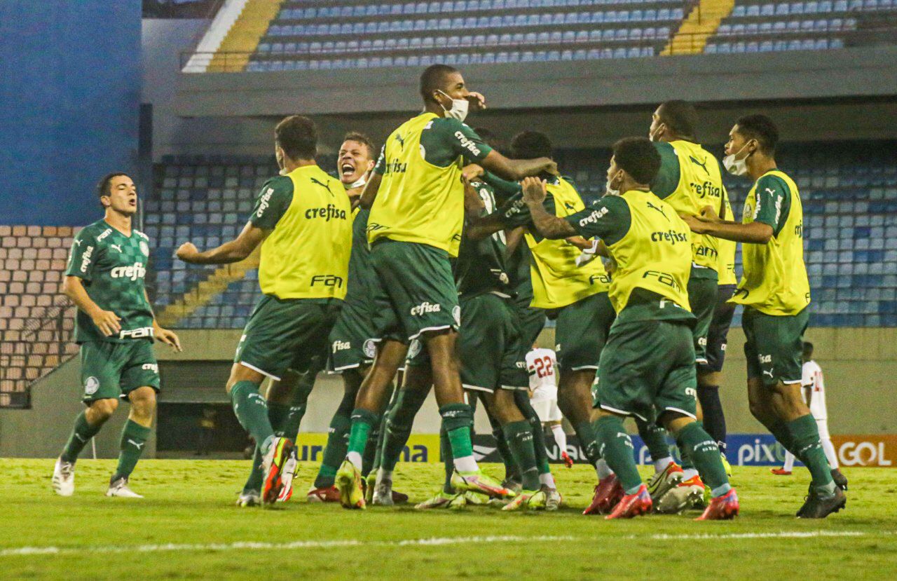 Jogadores do Palmeiras comemoram vaga na final da Copinha 2022