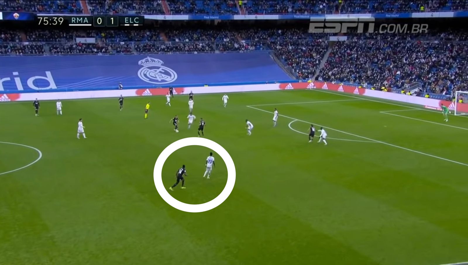 Vinicius Junior participando do momento defensivo do Real Madrid em jogo de La Liga