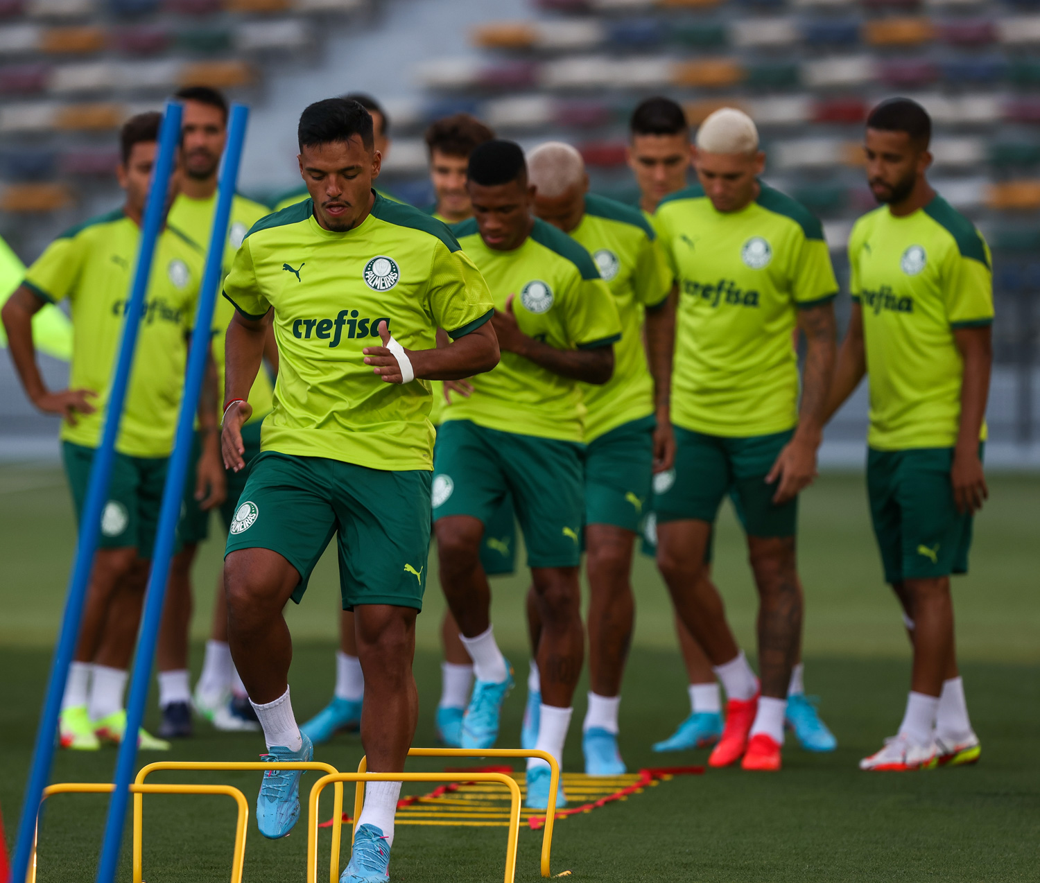 Atletas treinam no estádio Zayed Sports City -