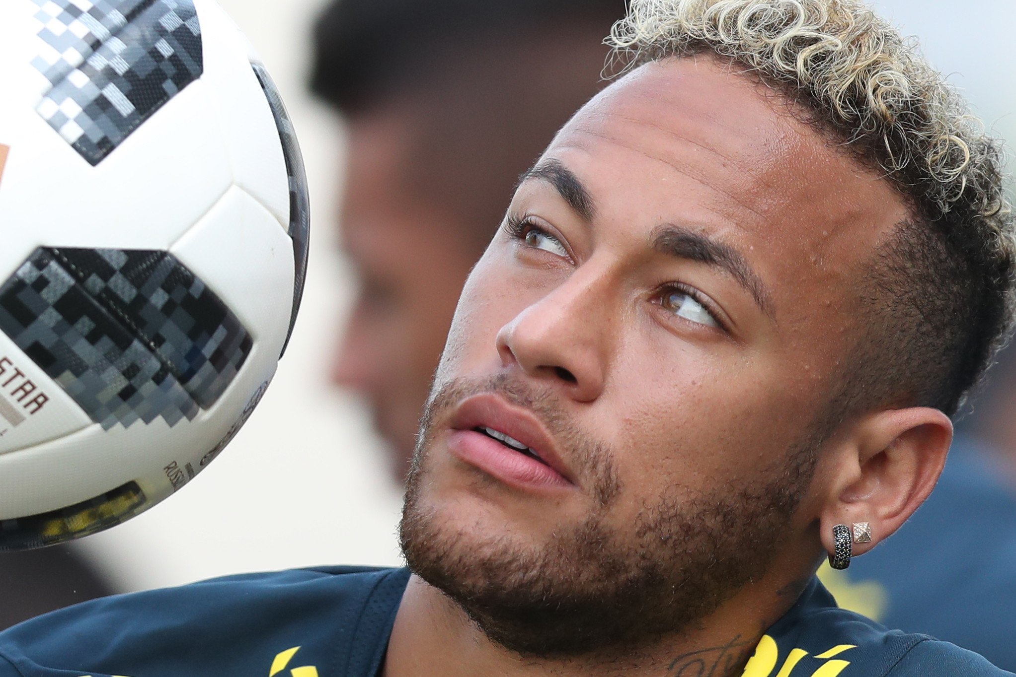 Fora de forma? Neymar diz que está no peso ideal: Camisa era G. No próximo  jogo peço M, seleção brasileira