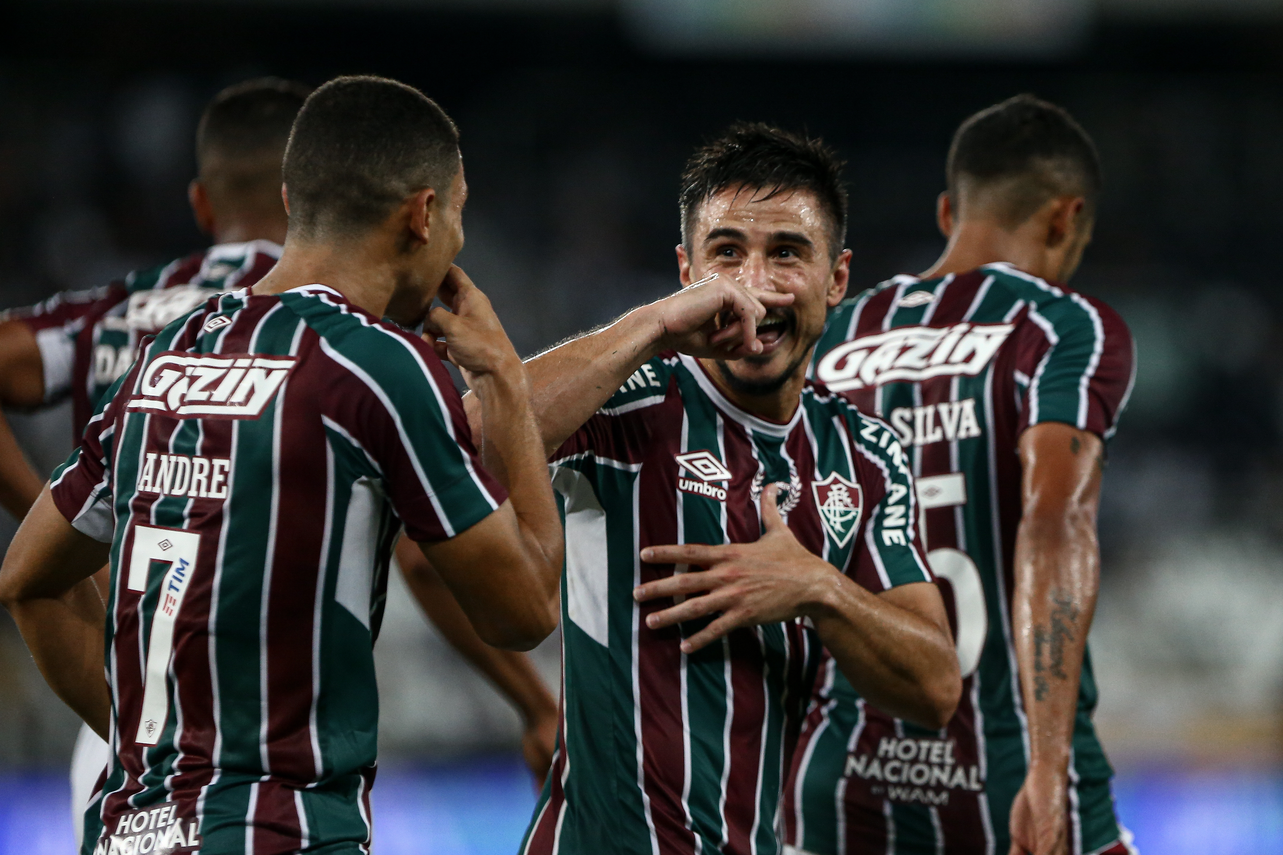 Willian comemora primeiro gol no Fluminense -