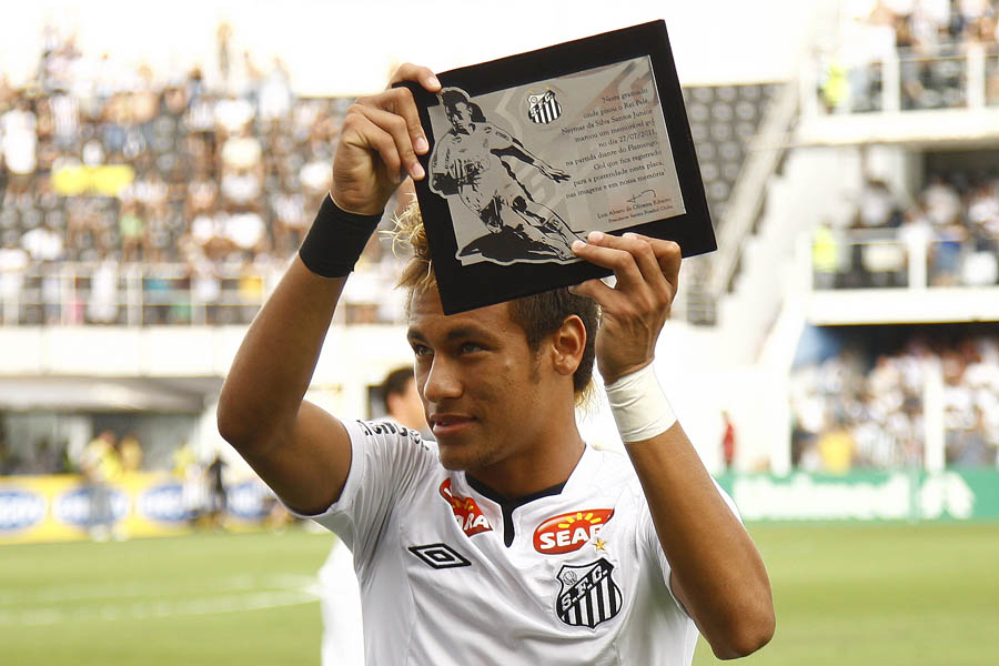 Neymar recebeu placa do Santos pelo golaço -