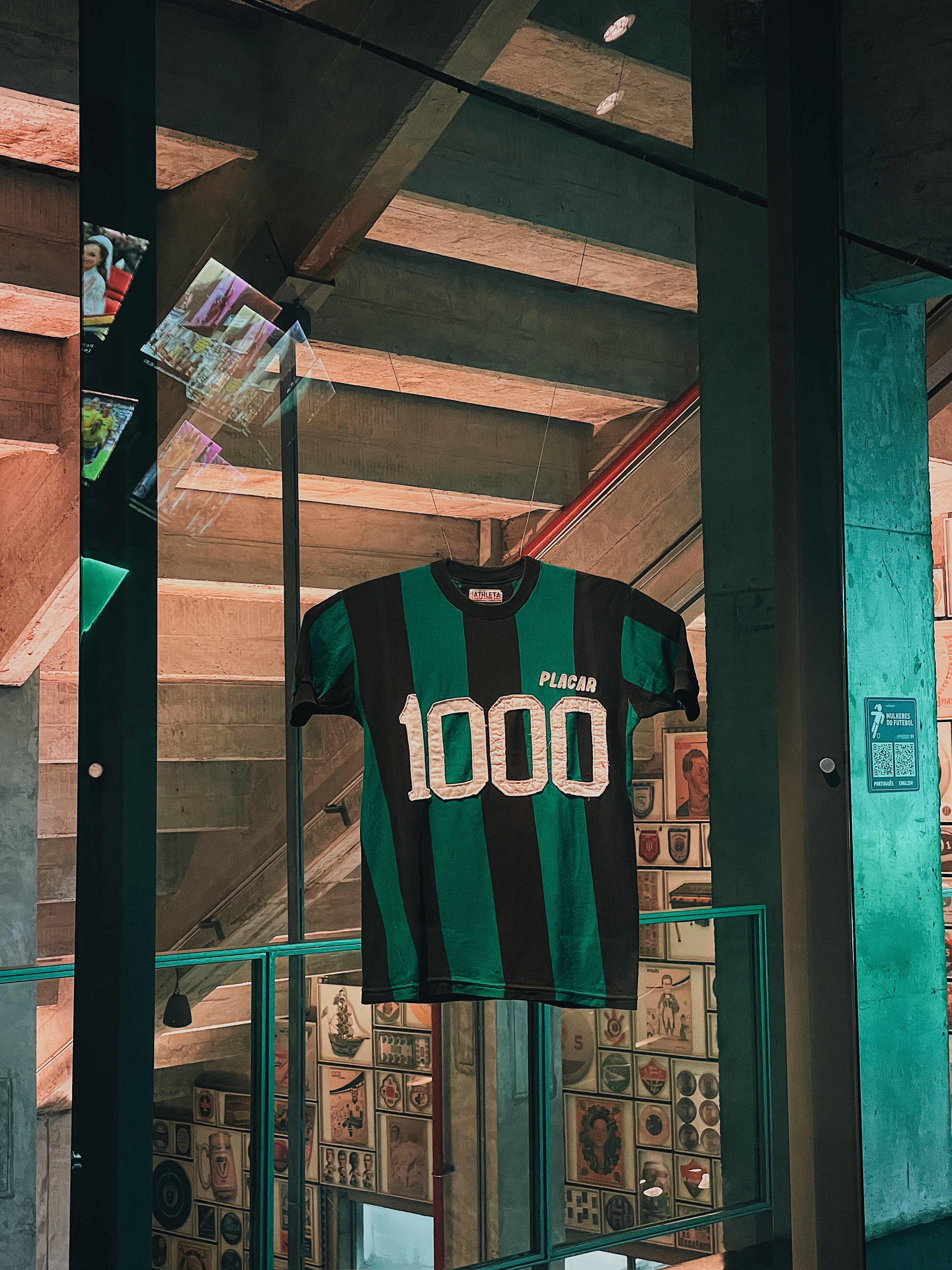 Pelé Placar Museu do Futebol PLACAR presenteou Pelé com camisa em homenagem ao milésimo jogo -