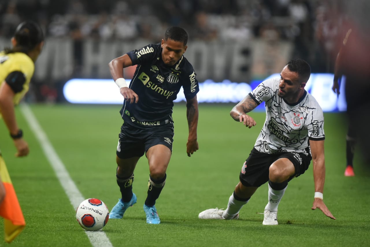 Ângelo e Renato Augusto disputam jogada em Corinthians x Santos pelo Paulistão -