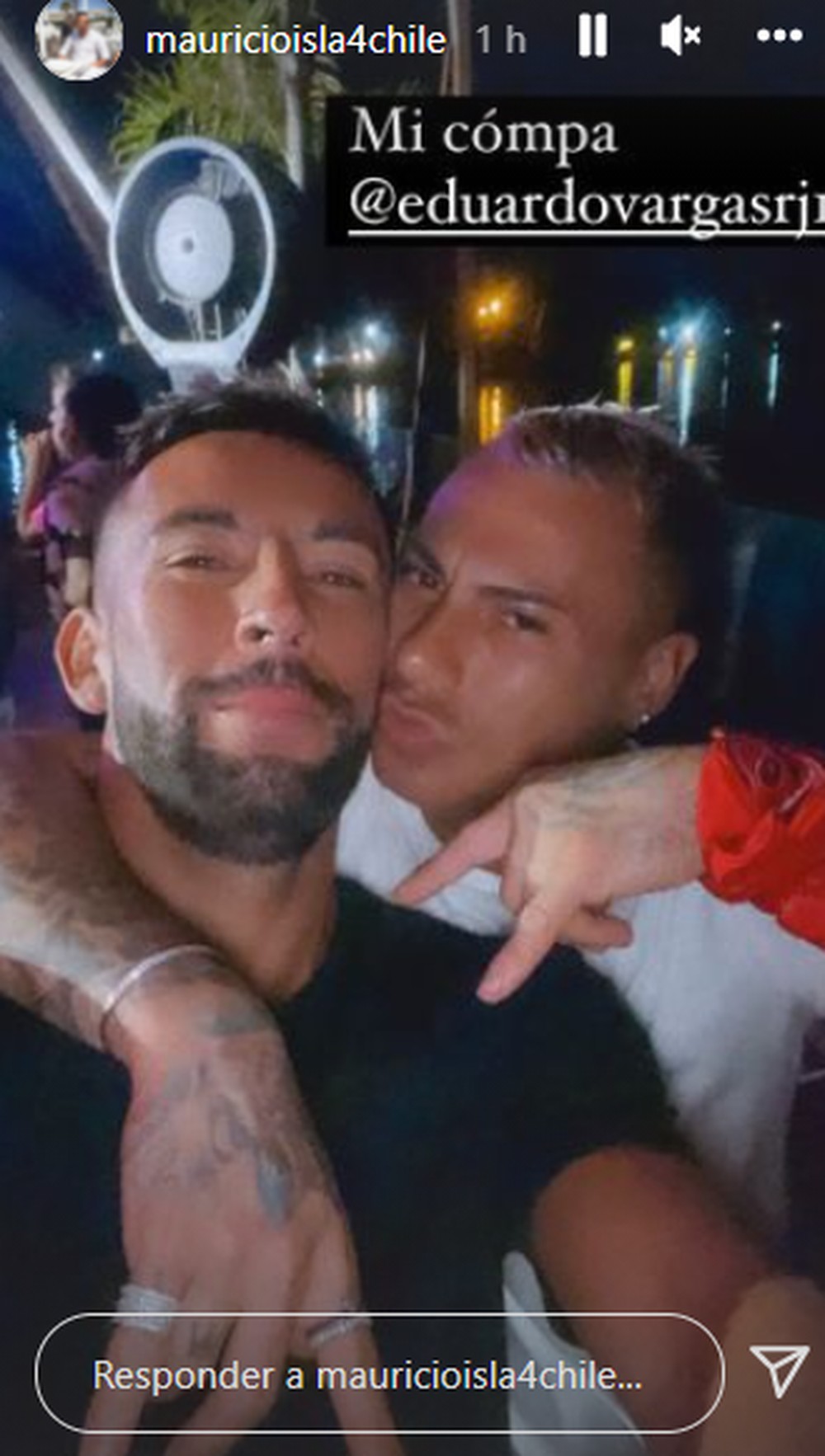 Isla posta foto curtindo noitada com Eduardo Vargas