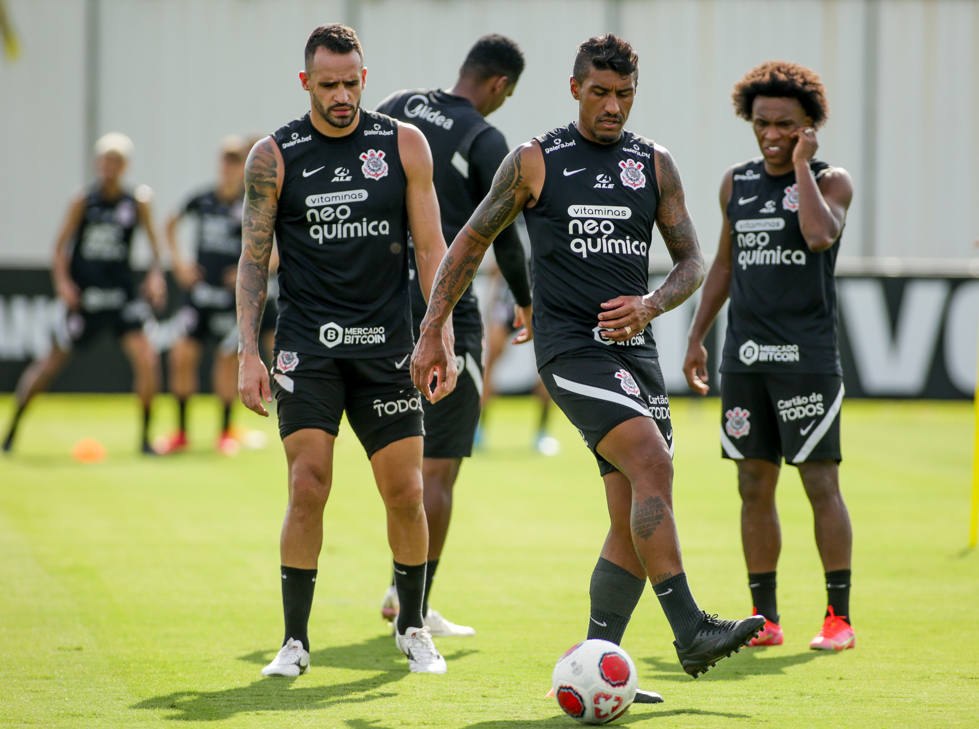 Renato Augusto, Paulinho e Willian em treino do Corinthians -