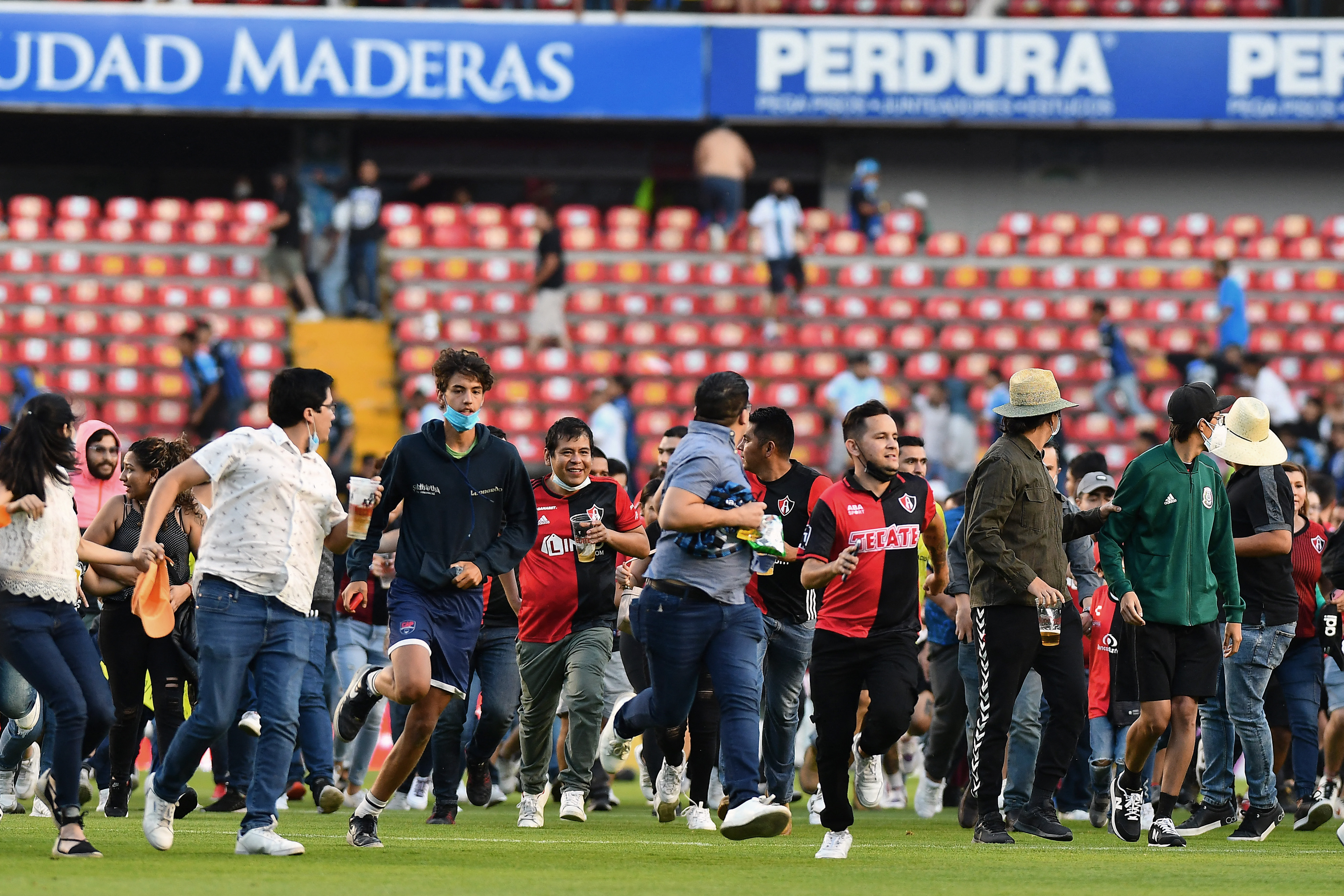 Torcedores de Querétaro e Atlas brigaram durante confronto entre as equipes -