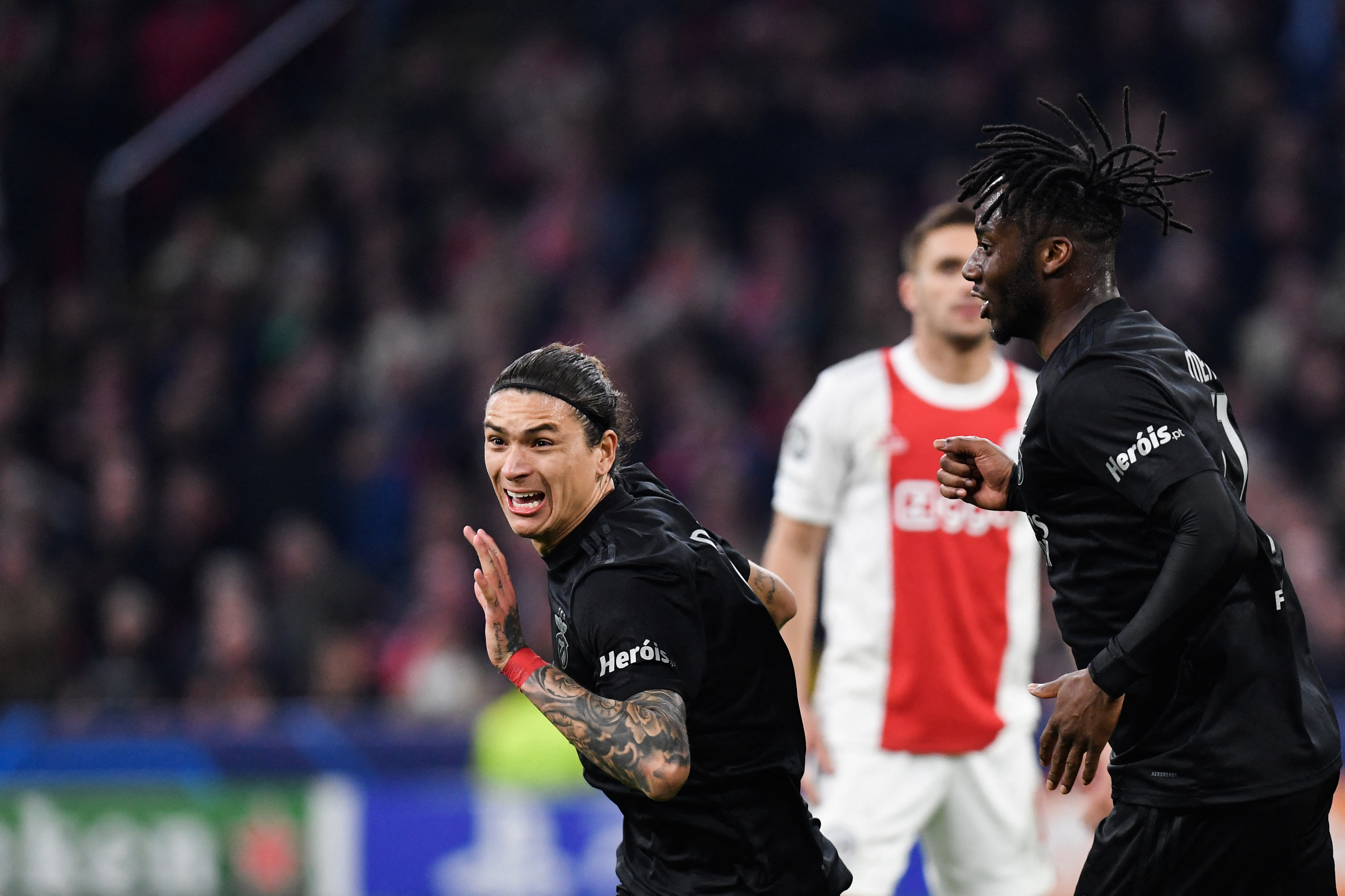 Darwin Nunez comemora o gol do Benfica diante do Ajax em Amsterdam
