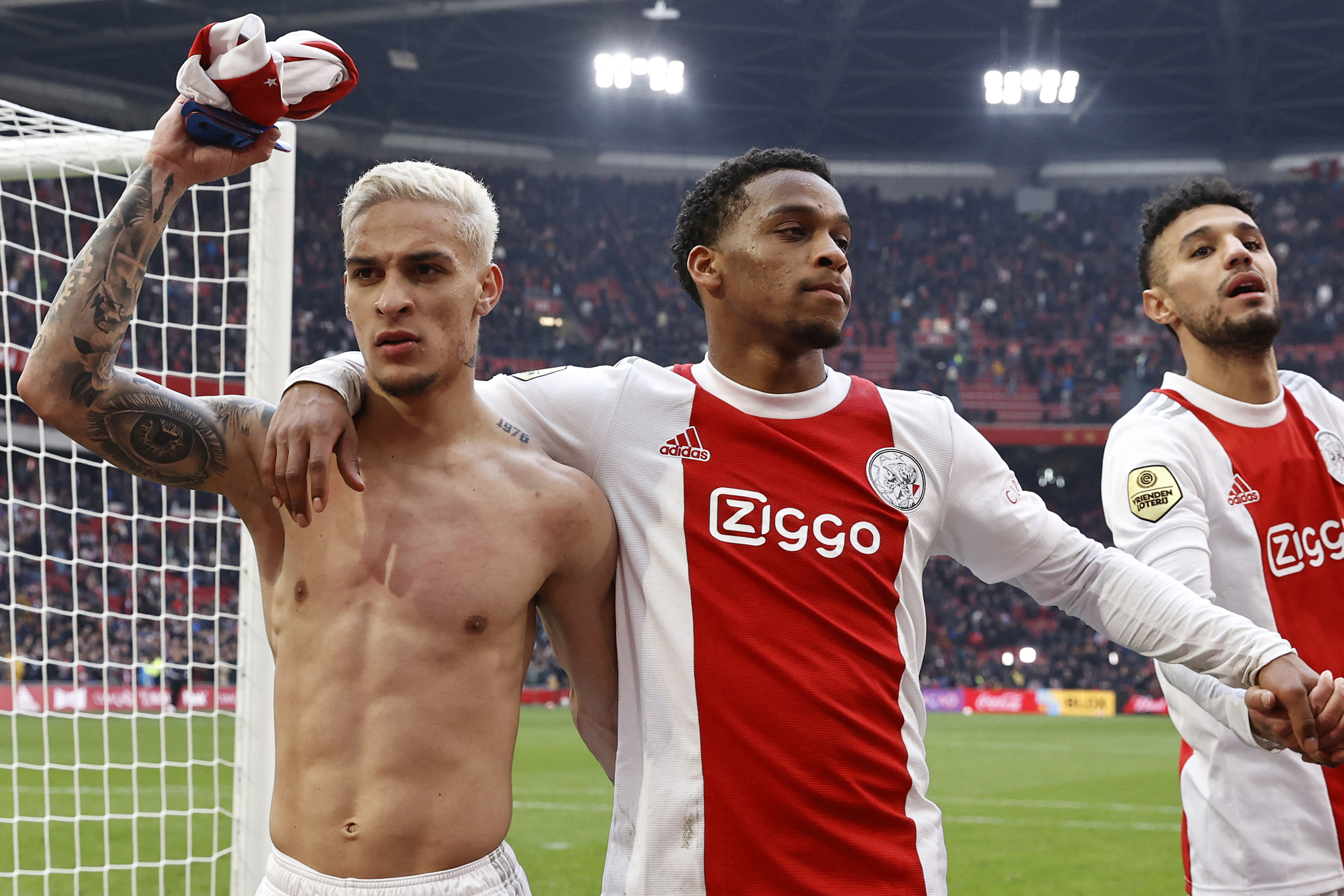 Sem camisa, Antony comemora com Jurrien Timber o gol do triunfo do Ajax -