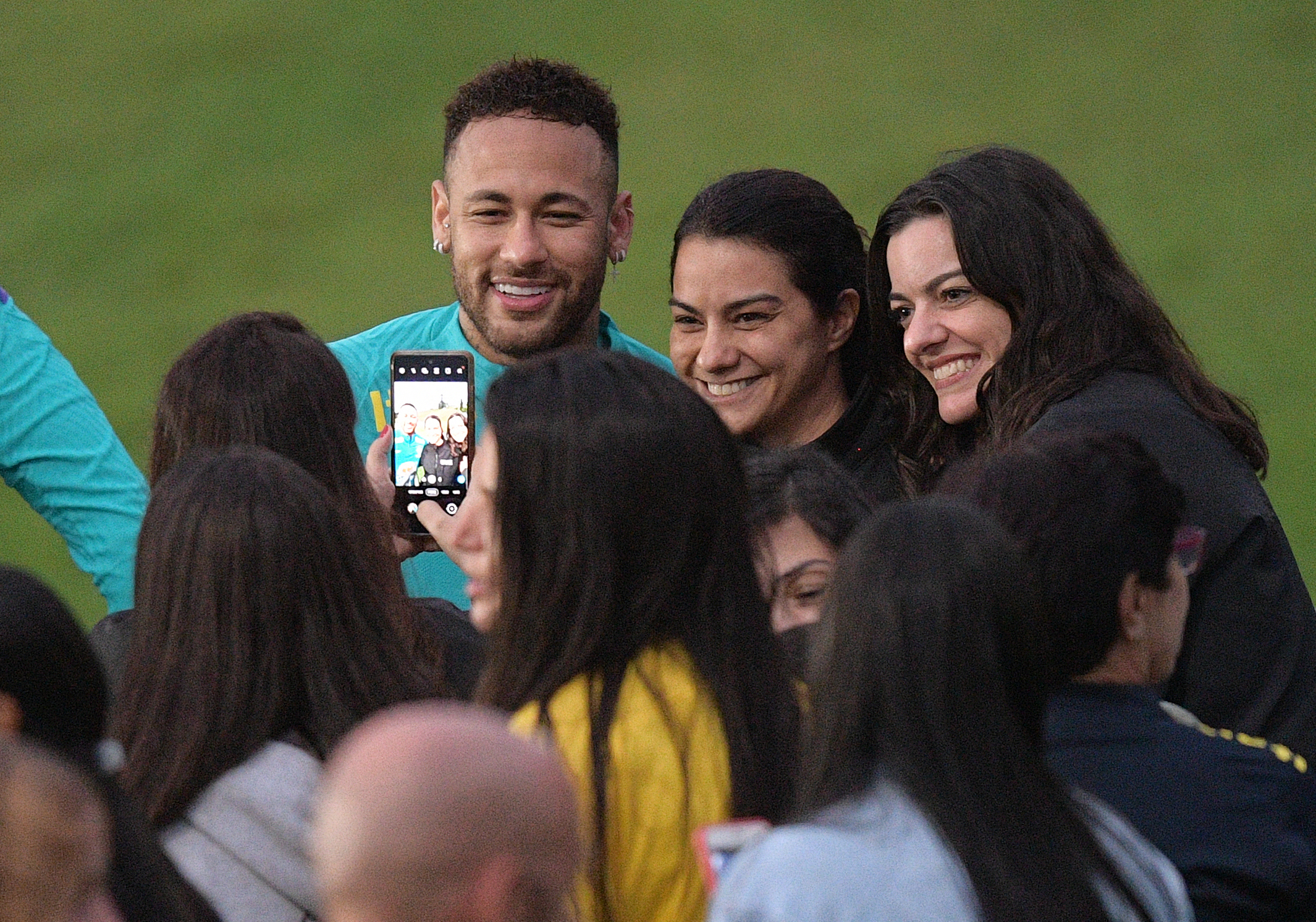 Neymar volta à seleção em nova função após semana de polêmicas