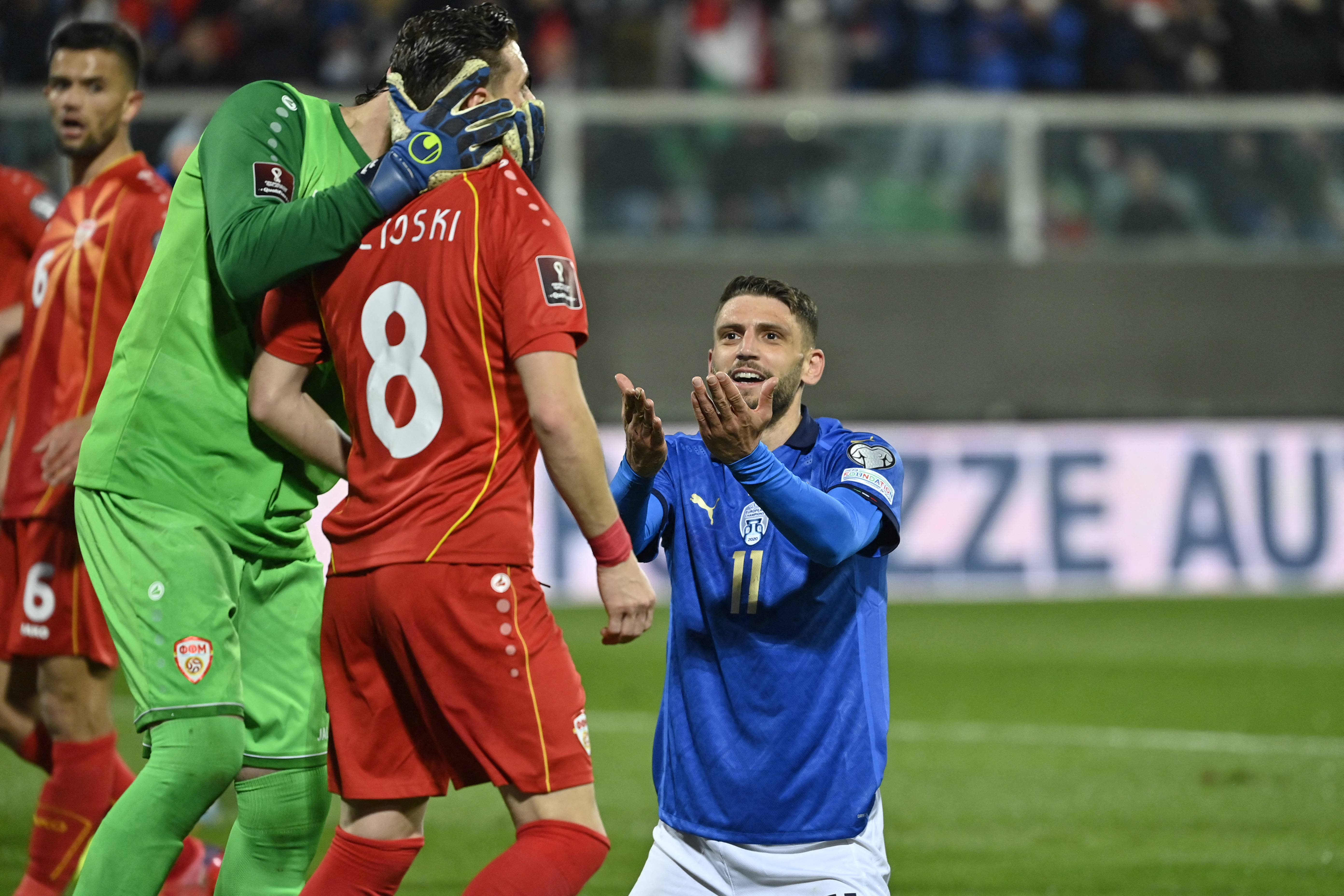 Domenico Berardi lamenta na derrota italiana diante da Macedônia do Norte Leia mais em: https://veja.abril.com.br/esporte/italia-perde-para-a-macedonia-e-esta-novamente-fora-da-copa-do-mundo/