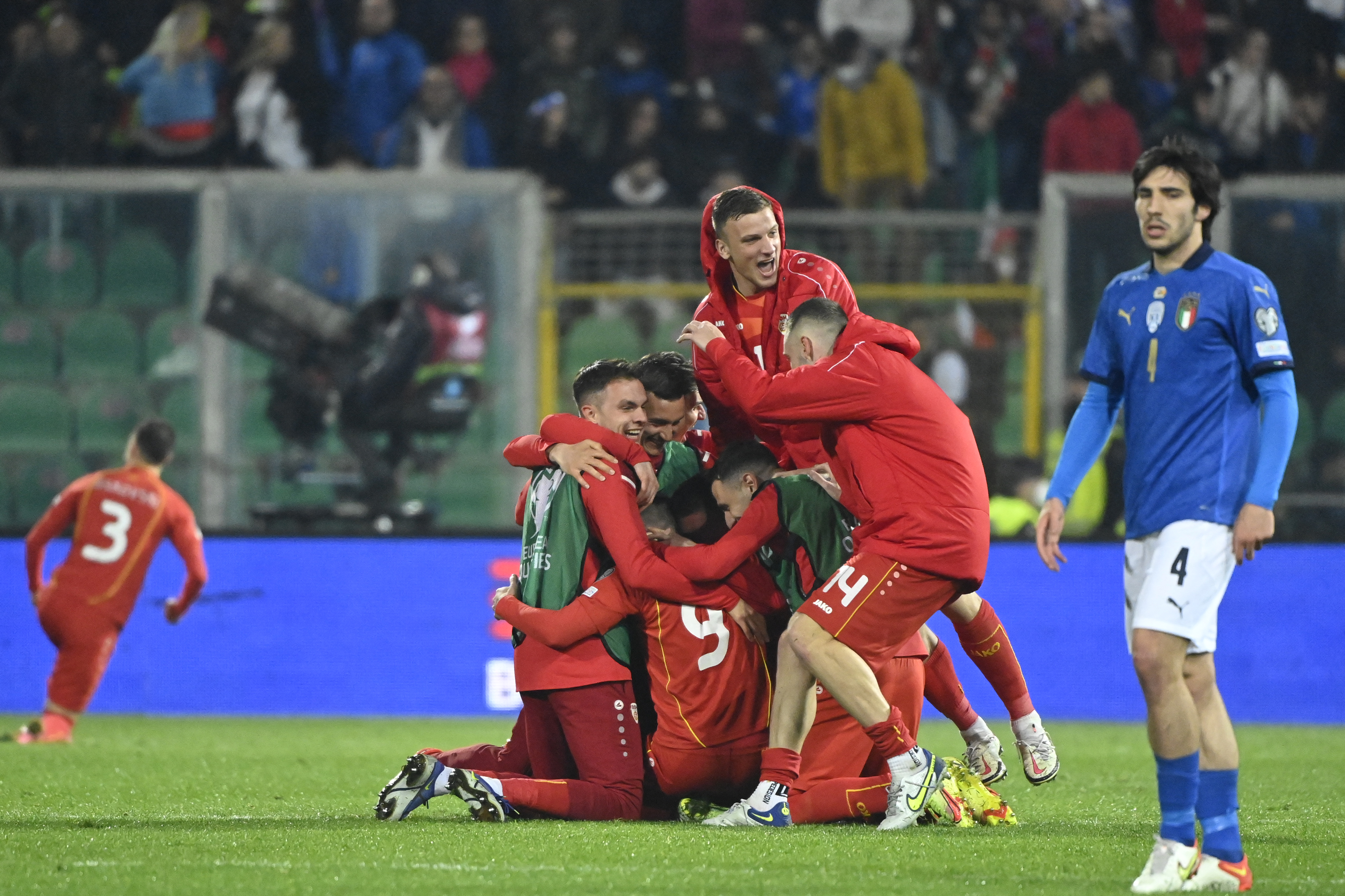 Jogadores da Macedônia comemoram a vitória sobre a Itália