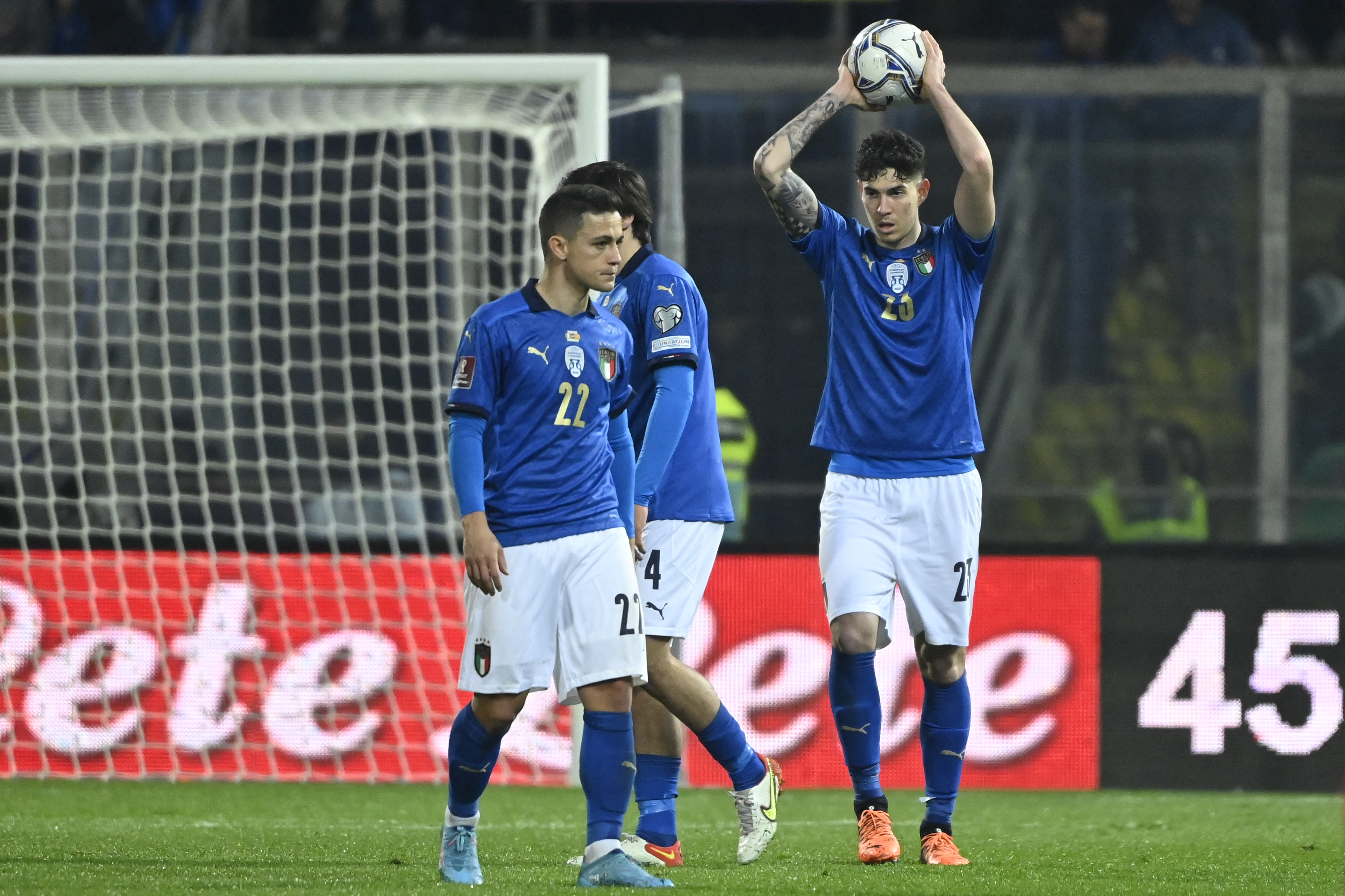 A frustração dos jogadores italianos após o apito final do jogo