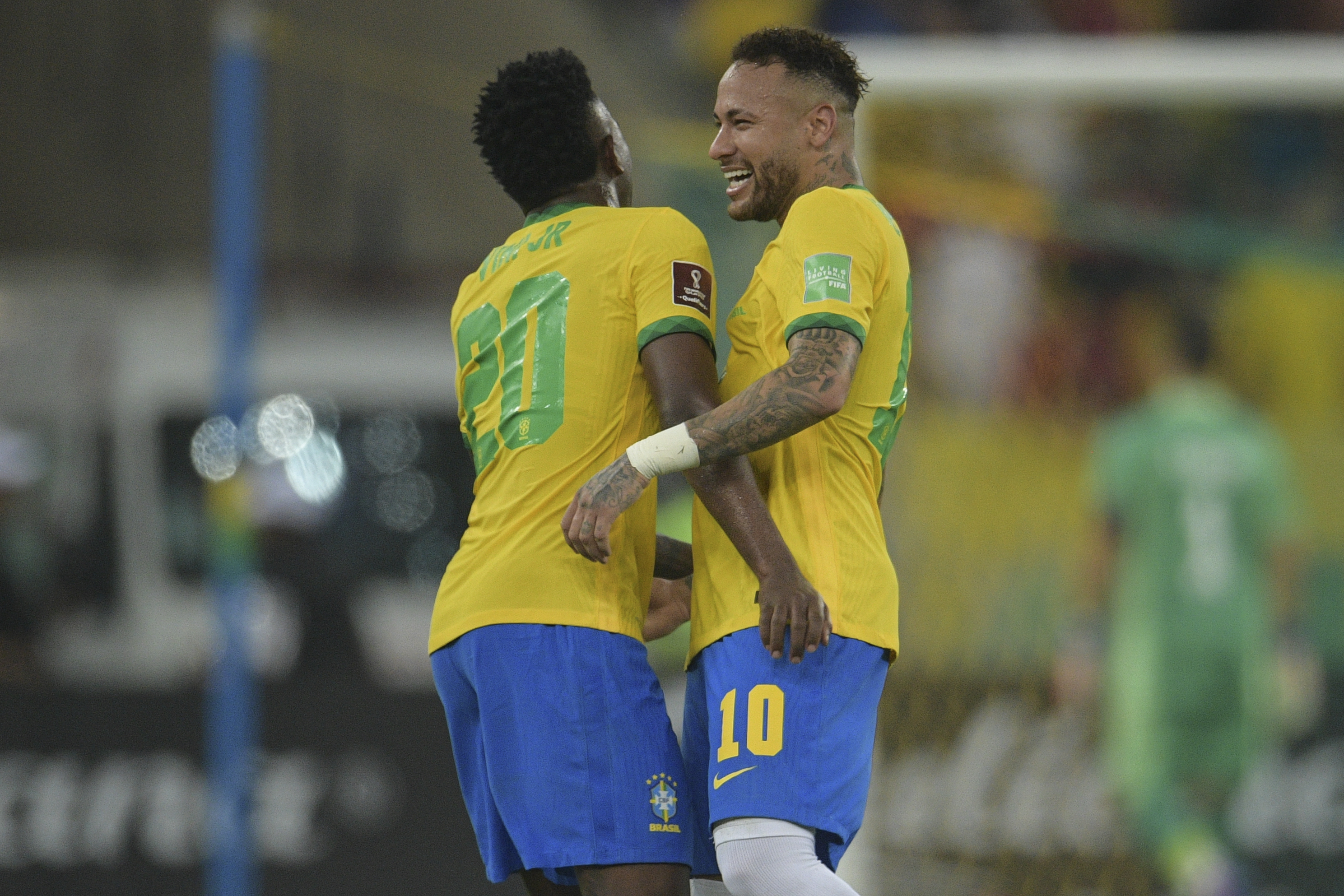 Vinicius Junior e Neymar comemoram diante do Chile no Maracanã