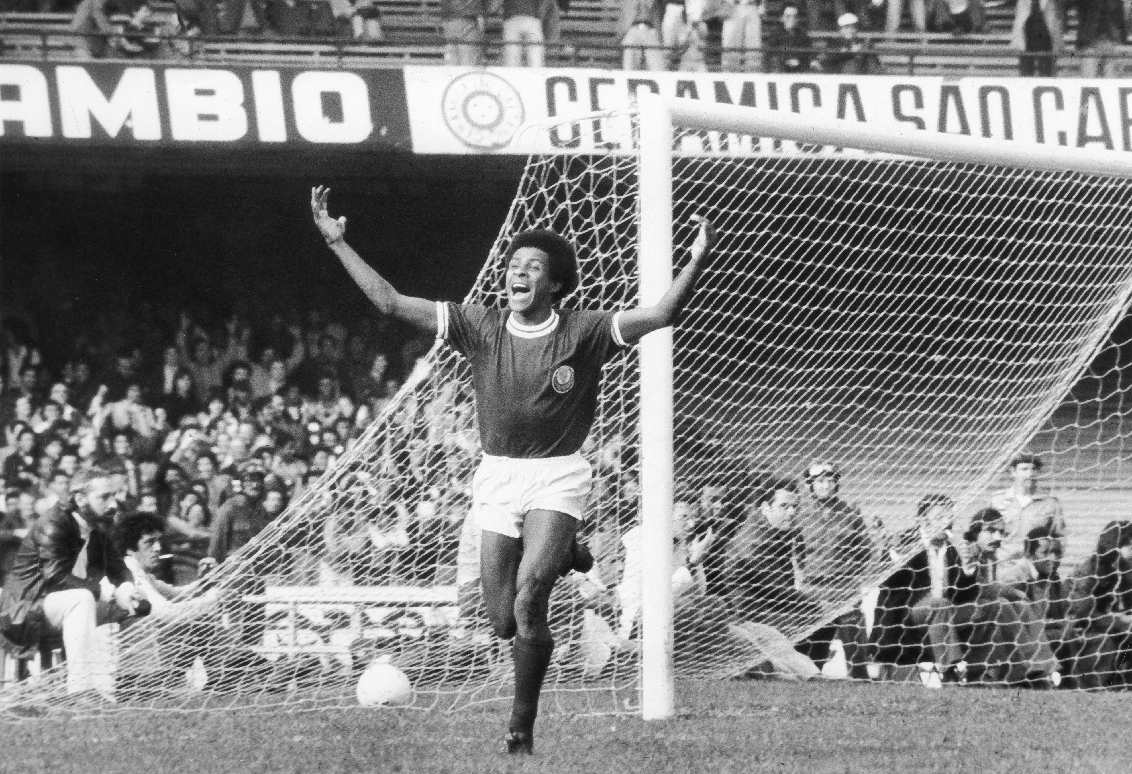 01480378_8A2B0B0F3C Data da foto: 1976Jorge Mendonça, do Palmeiras, comemorando gol contra o Corinthians, no jogo pelo Campenato Paulista de 1976.foto:JOSE PINTO/PLACAR