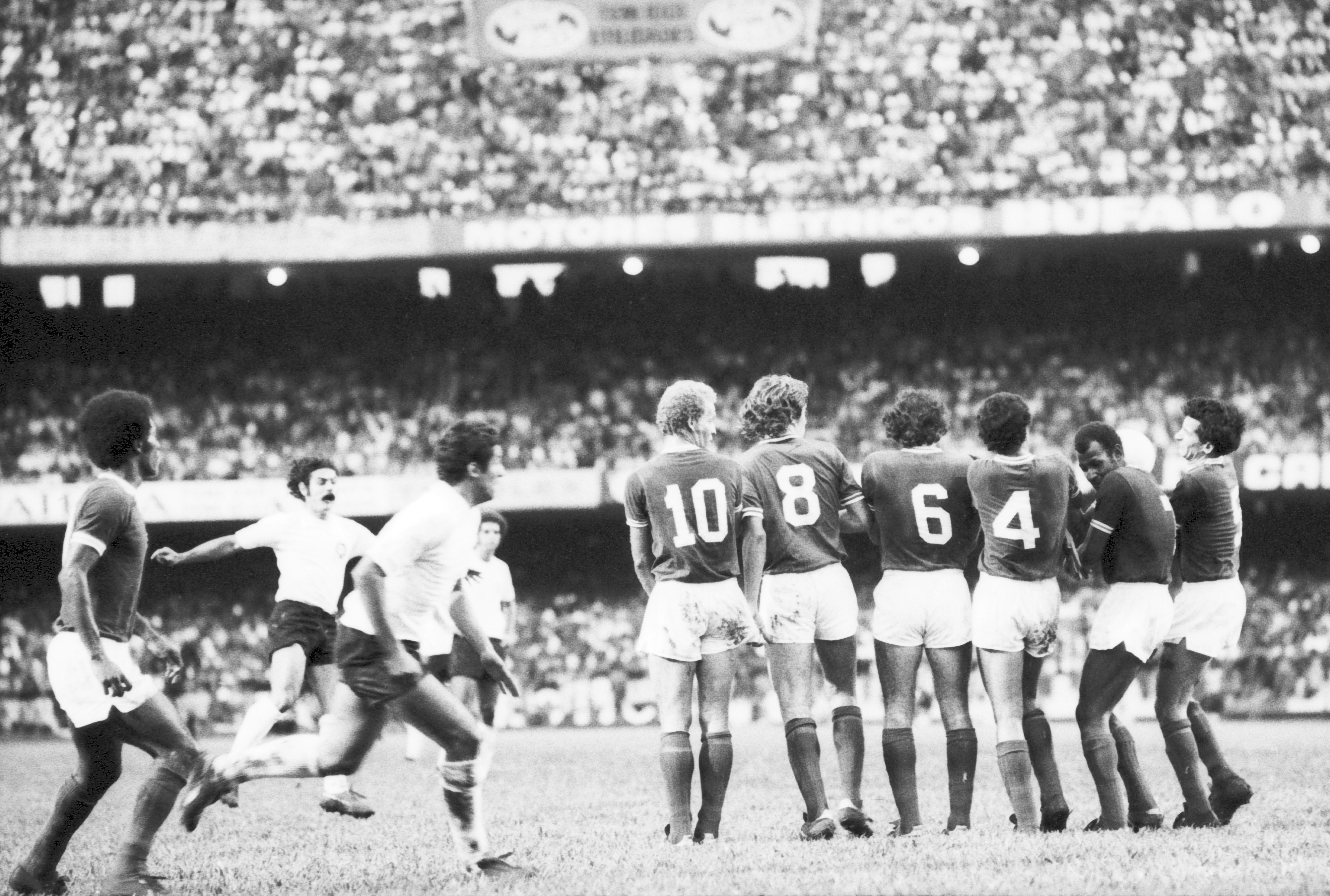 01498681_4D4A2F4D0G CobranÁa de falta no jogo entre Corinthias e Palmeiras, pelo Campeonato Paulista de 1974.