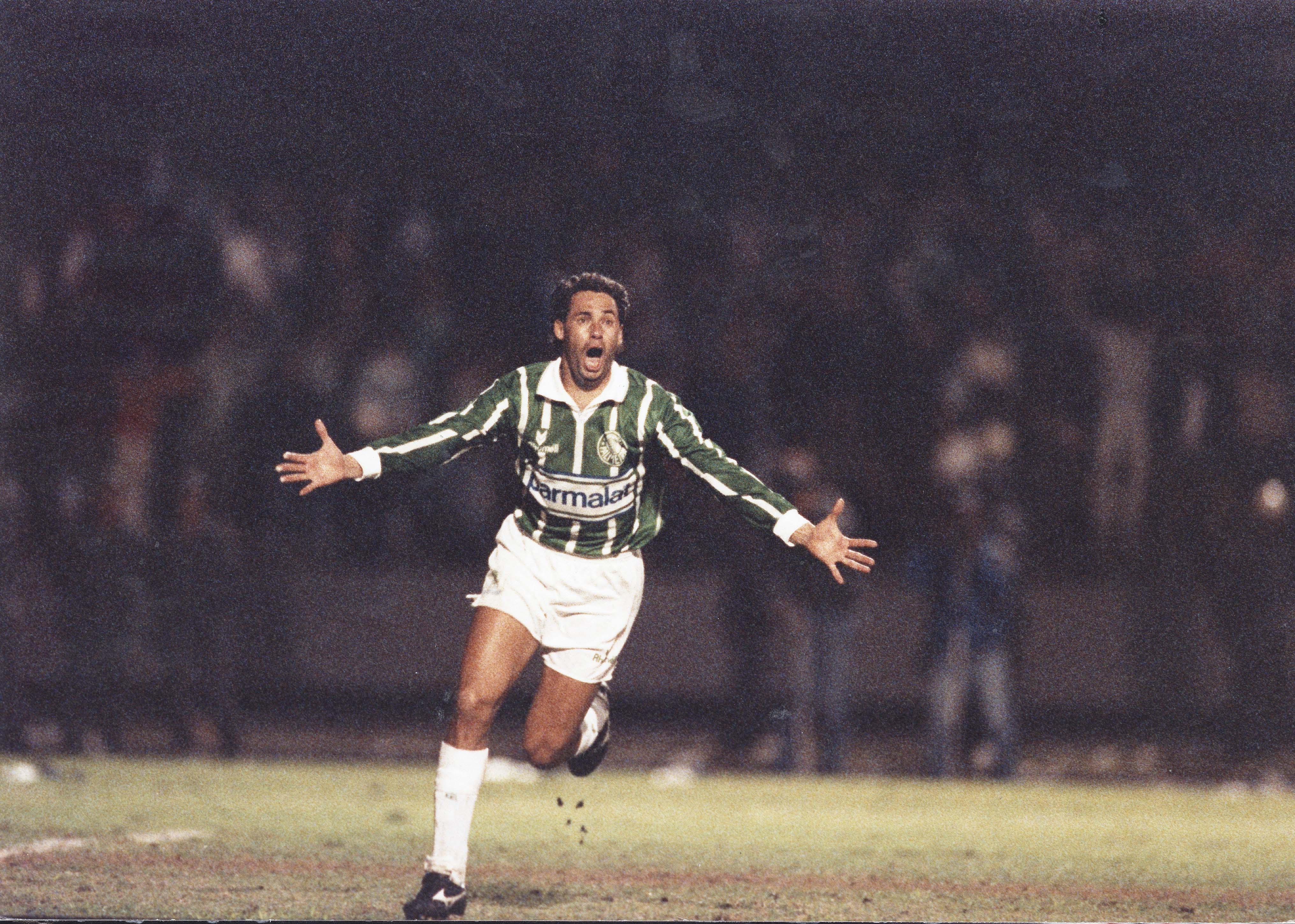 Data da foto: 06/1993Evair, do Palmeiras, comemorando gol contra o Corinthians, na finalÌssima do Campeonato Paulista, no Estádio do Morumbi. Foto NELSON COELHO/PLACAR