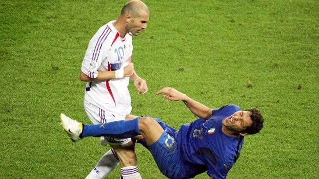 Zidane foi expulso após agredir Materazzi na final da Copa de 2006 -