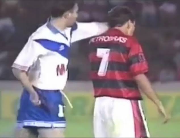 Edmundo foi atacado por jogador do Vélez -