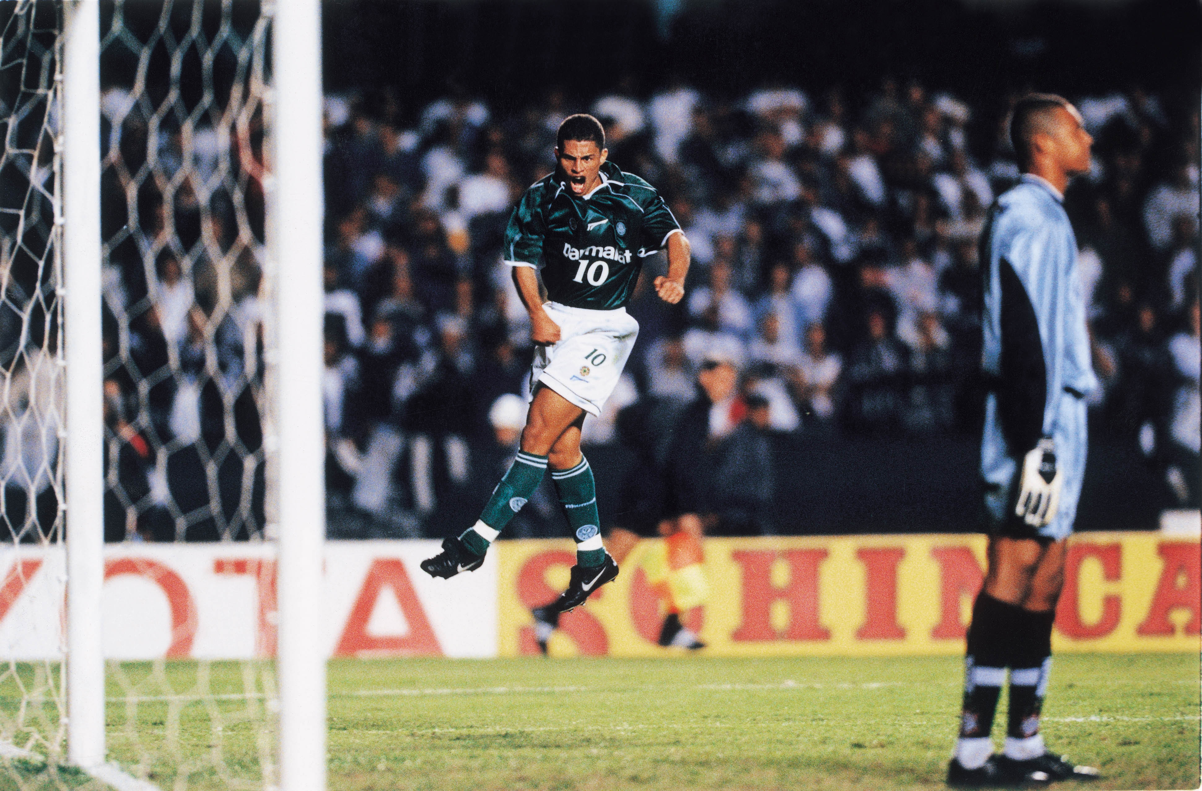 Alex, do Palmeiras, comemorando gol contra Dida, do Corínthians, durante jogo da Taça Libertadores da América de Futebol, no Estádio do Morumbi.ALEXANDRE BATTIBUGLI/PLACAR