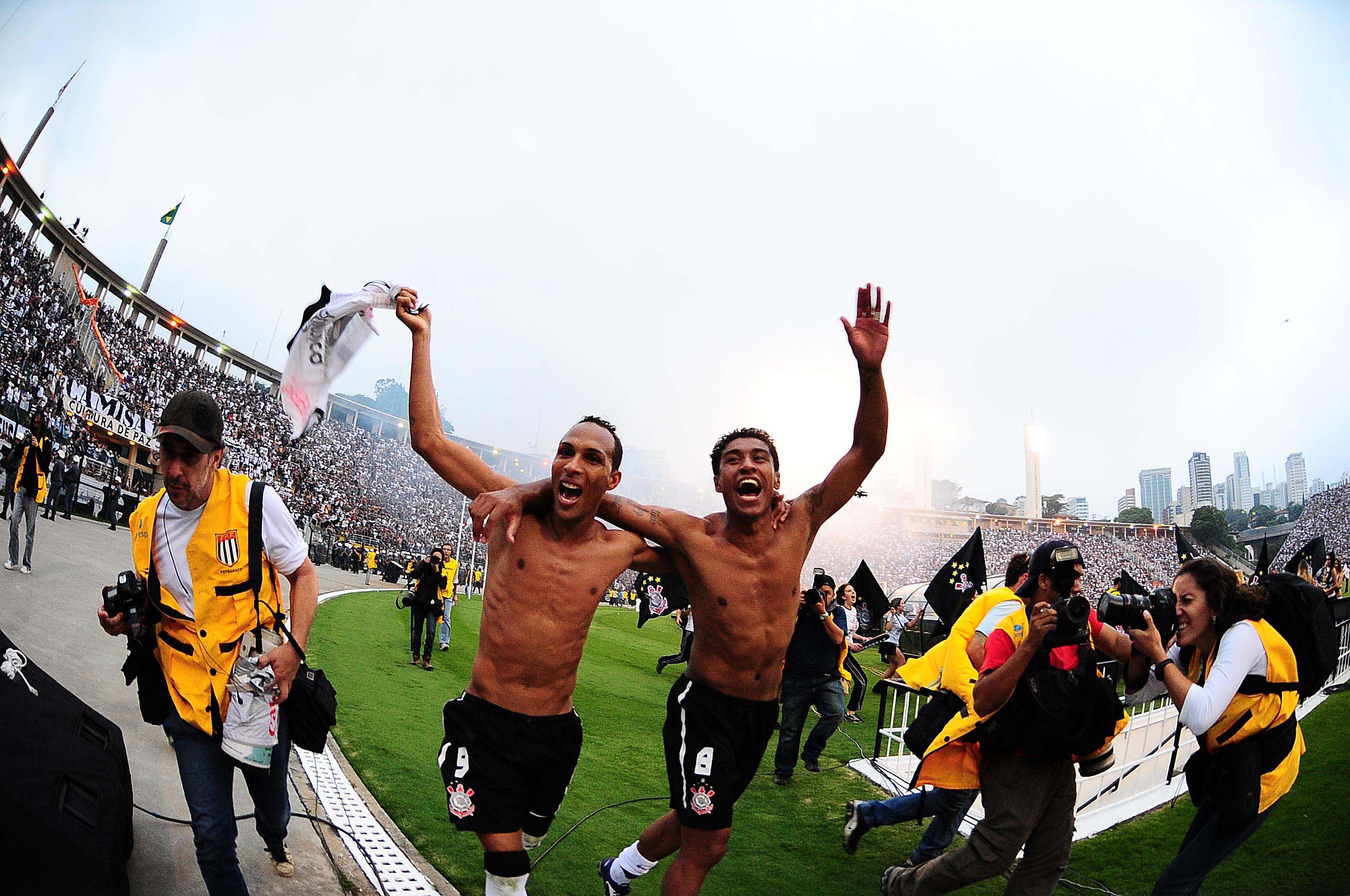 CORINTHIANS-LIEDSON-PAULINHO-2011 ÊLidson e Paulinho do Corinthians, comemorando a conquista do Campeonato Brasileiro de 2011, aps jogo entre Corinthians 0 x 0 Palmeiras, no estdio do Pacaembu.ÊAutor:ÊALEXANDRE BATTIBUGLIÊAgncia:ÊÊData:Ê04/12/2011ÊLocal:ÊSÌO PAULO /SP/Ê