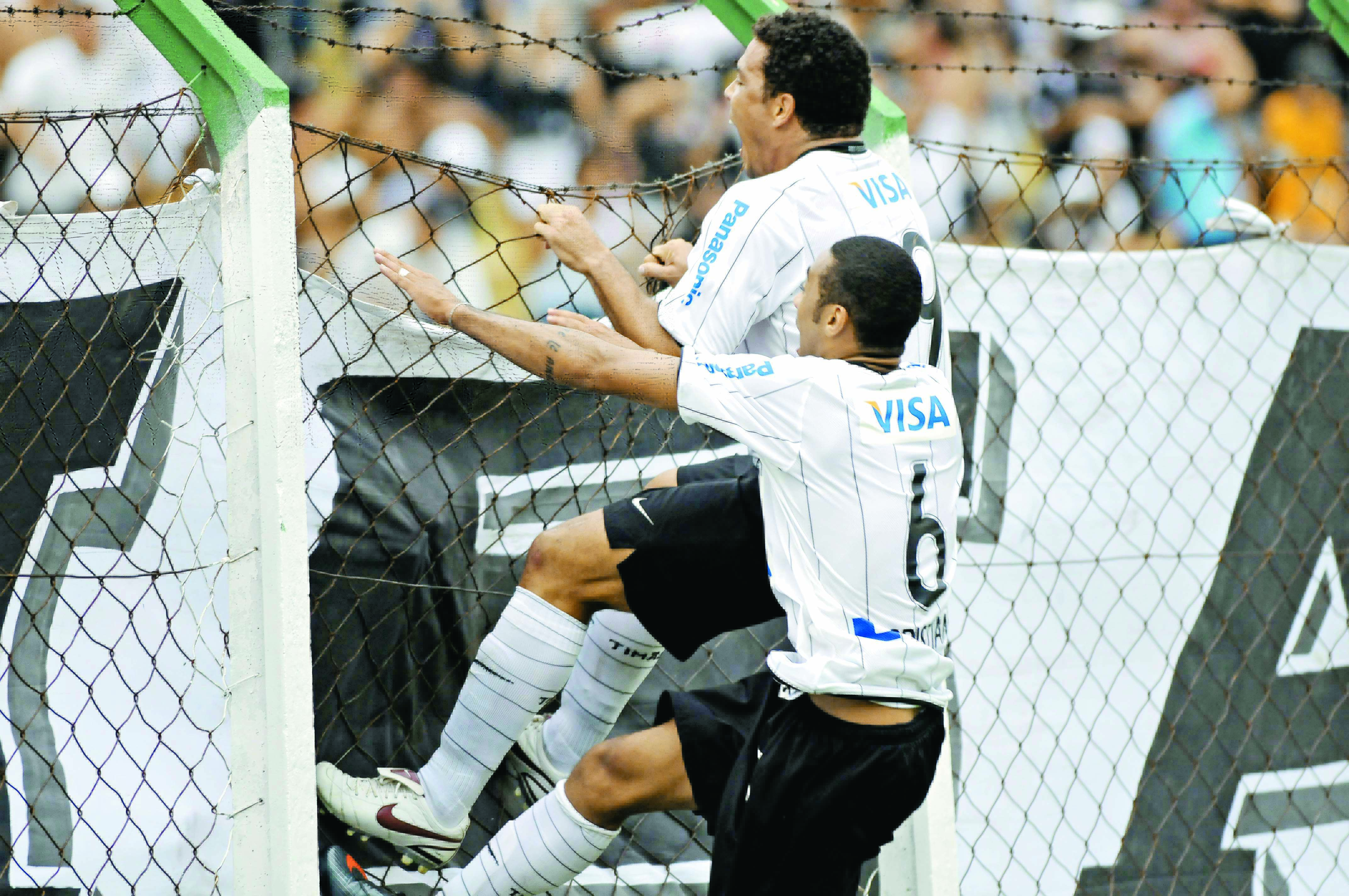 CORINTHIANS-RONALDO-ALAMBRADO (1) Ronaldinho, do Corinthians, comemorando o primeiro gol no jogo contra o Palmeiras, na partida v·lida pelo Campeonato Paulista de Futebol. MARCOS RIBOLLI/PLACAR