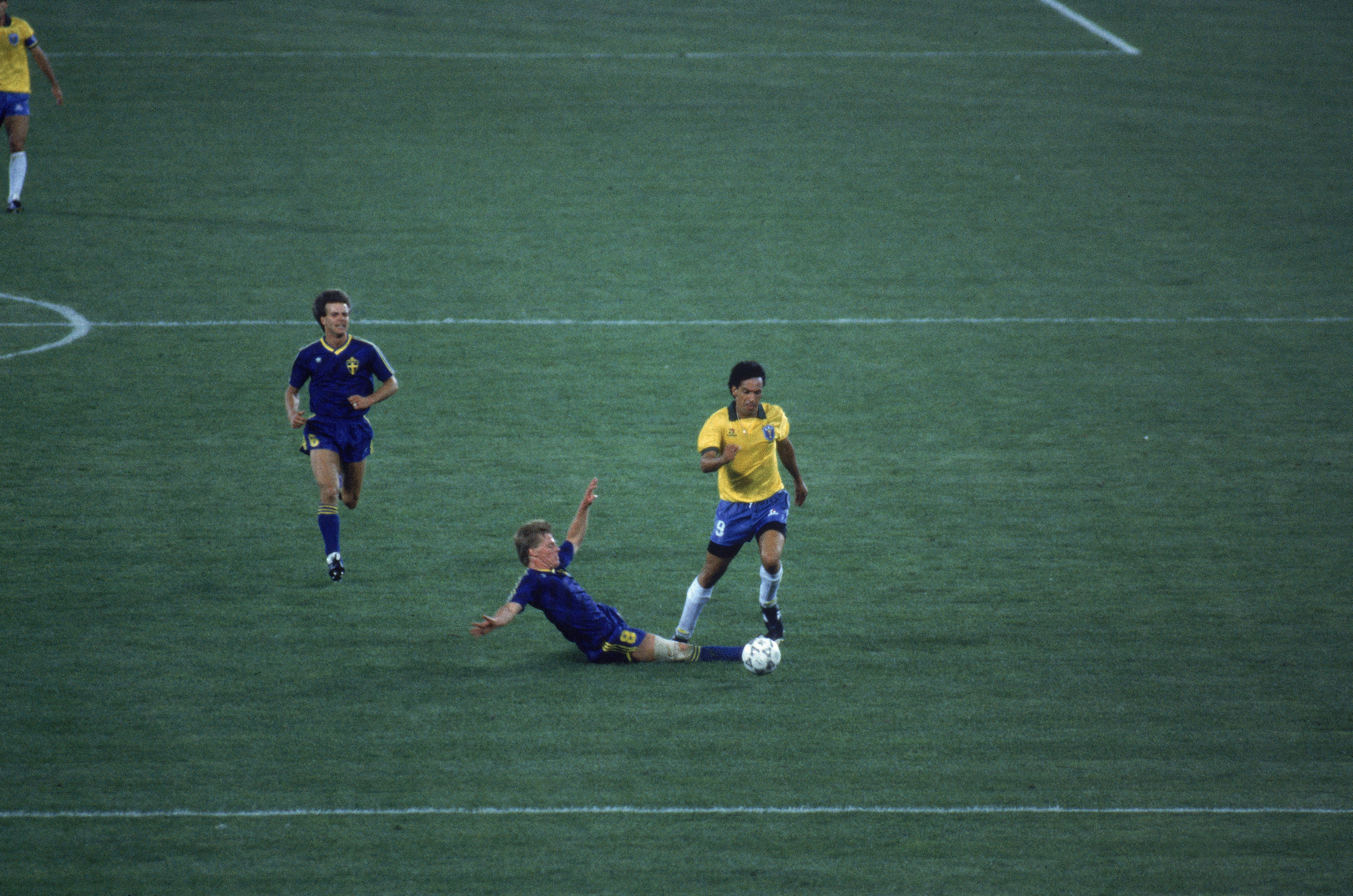 Careca e Schwartz, no jogo Brasil X Suécia, da Copa do Mundo de 1990.