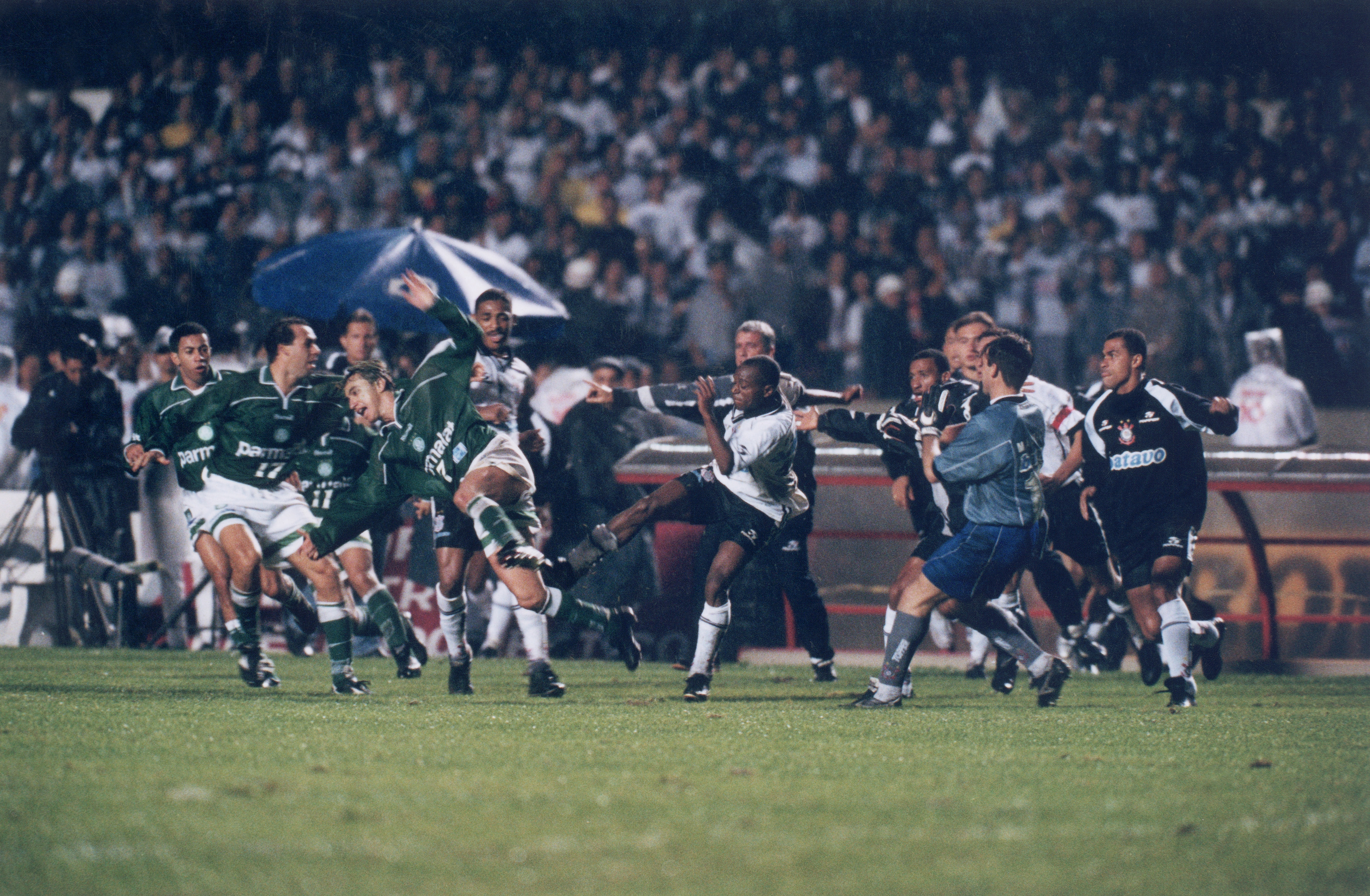 Edilson, do Corinthians, dando uma rasteira em Paulo Nunes, do Palmeiras, no jog Edilson, do Corinthians, dando uma rasteira em Paulo Nunes, do Palmeiras, no jogo pelo Campeonato Paulista. ROGERIO PALLATTA/PLACAR