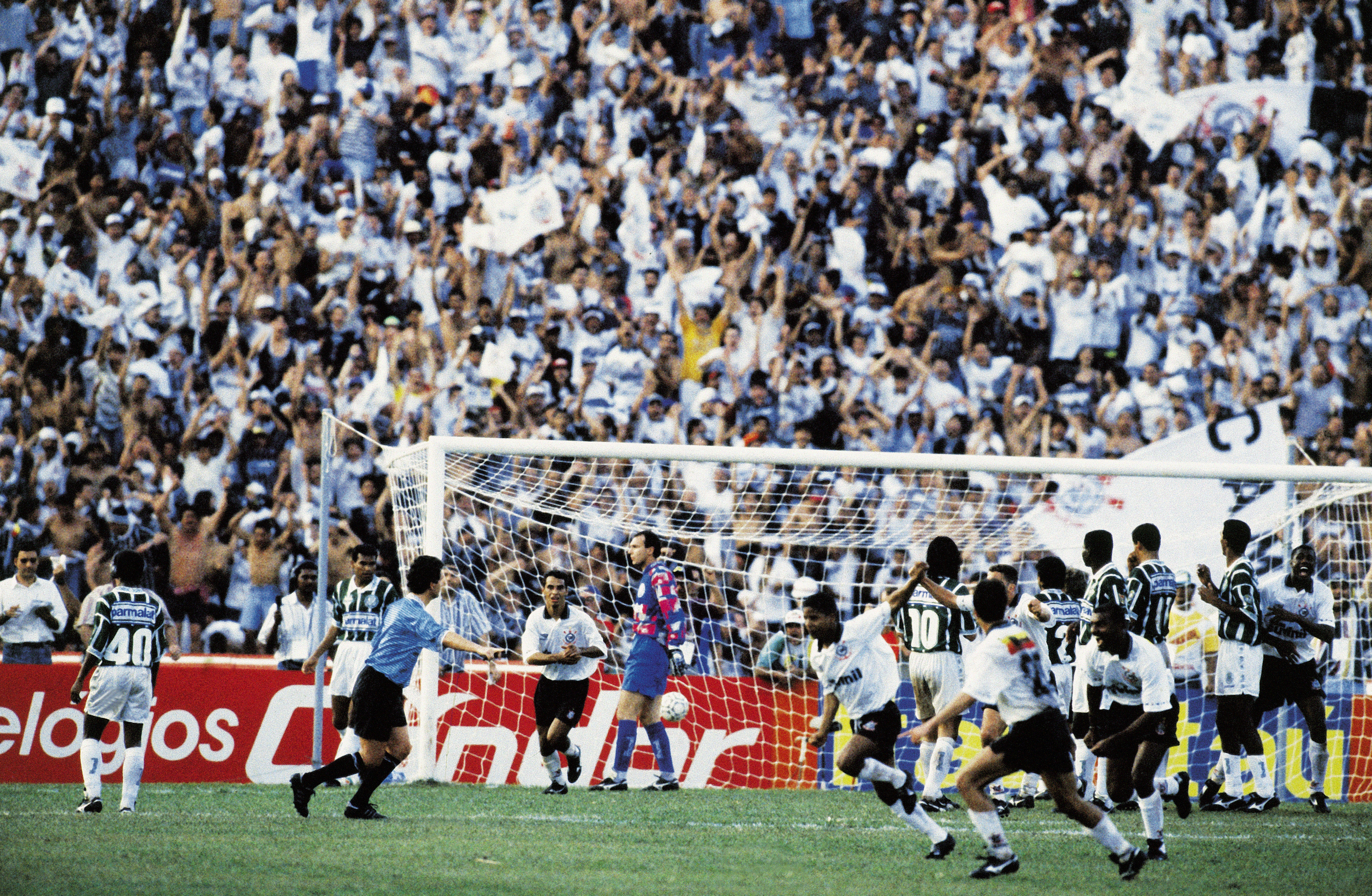 Marcelinho Carioca, do Corinthians, comemorando seu gol contra o Palmeiras, dura Marcelinho Carioca, do Corinthians, comemorando seu gol contra o Palmeiras, durante o último jogo da final do Campeonato Paulista de Futebol, no Estádio Santa Cruz.