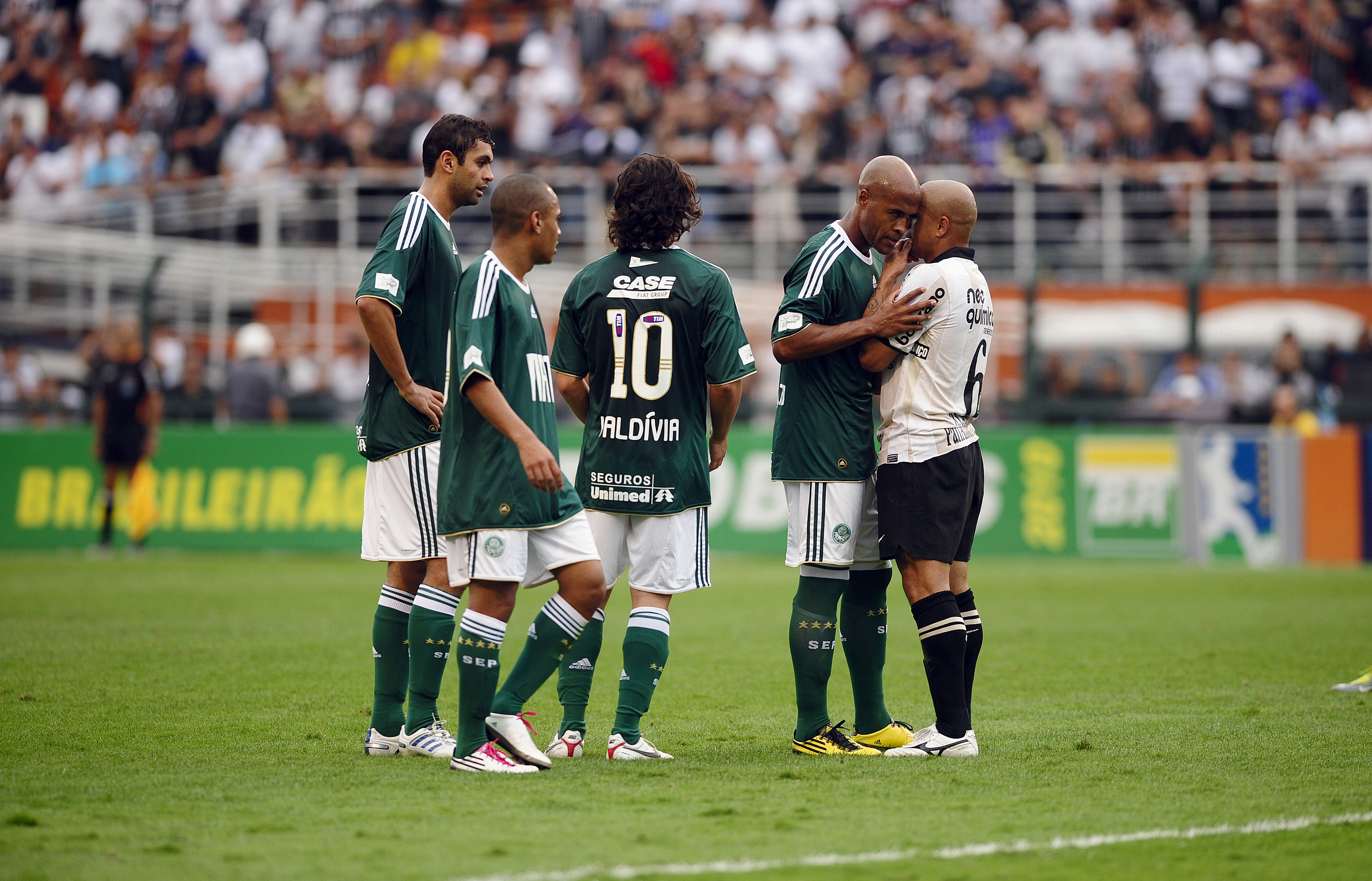 Marcos Assunção do Palmeiras e Roberto Carlos do Corinthians durante jogo entre Palmeiras X Corinthians, partida válida pelo Campeonato Brasileiro, no estádio do Pacaembu. MARCO SACCO/PLACAR