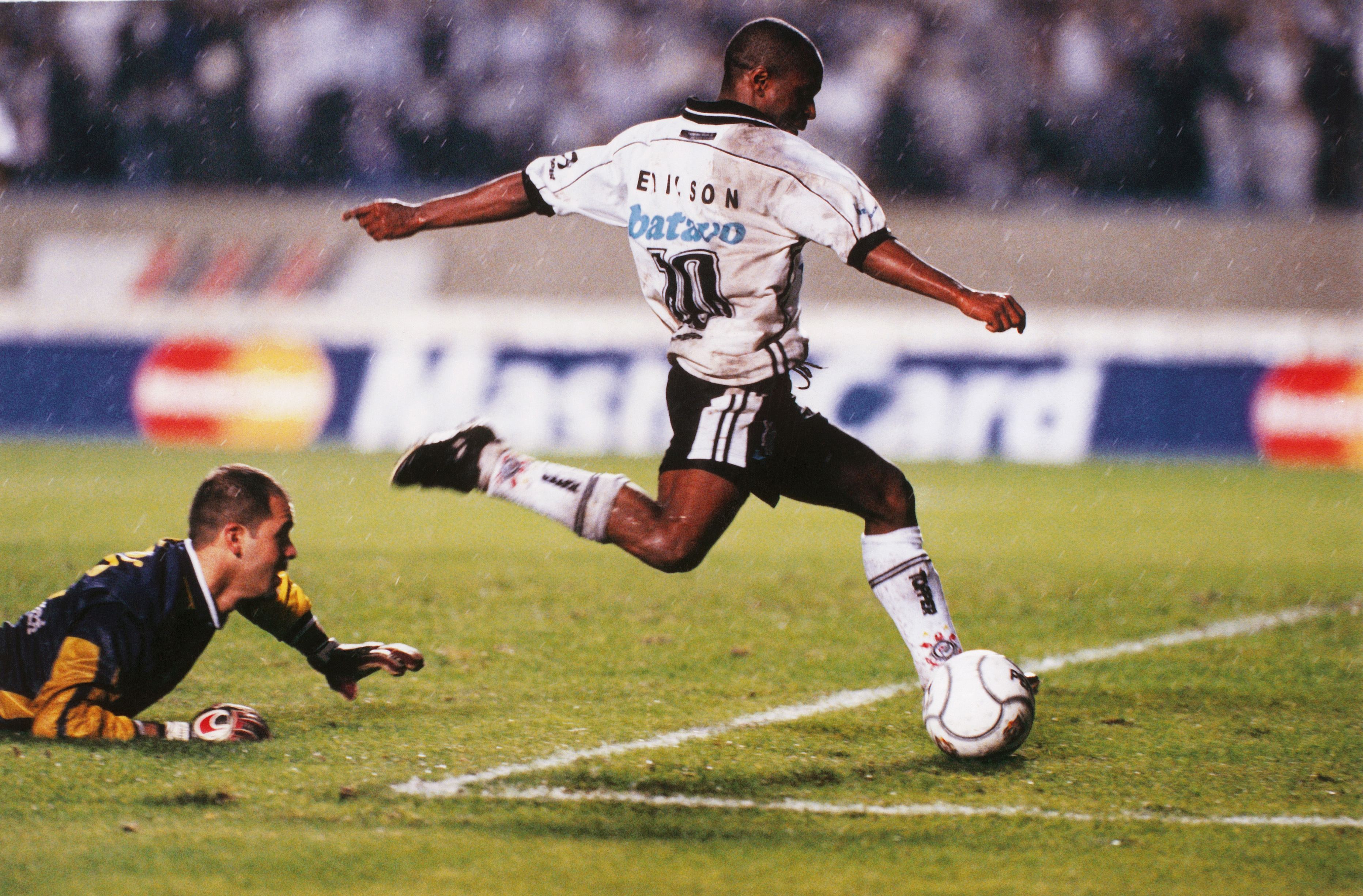 Marcos, do Palmeiras, e Edílson, do Corinthians, no jogo do Campeonato Paulista, no Estádio do Morumbi. ALEXANDRE BATTIBUGLI/PLACAR