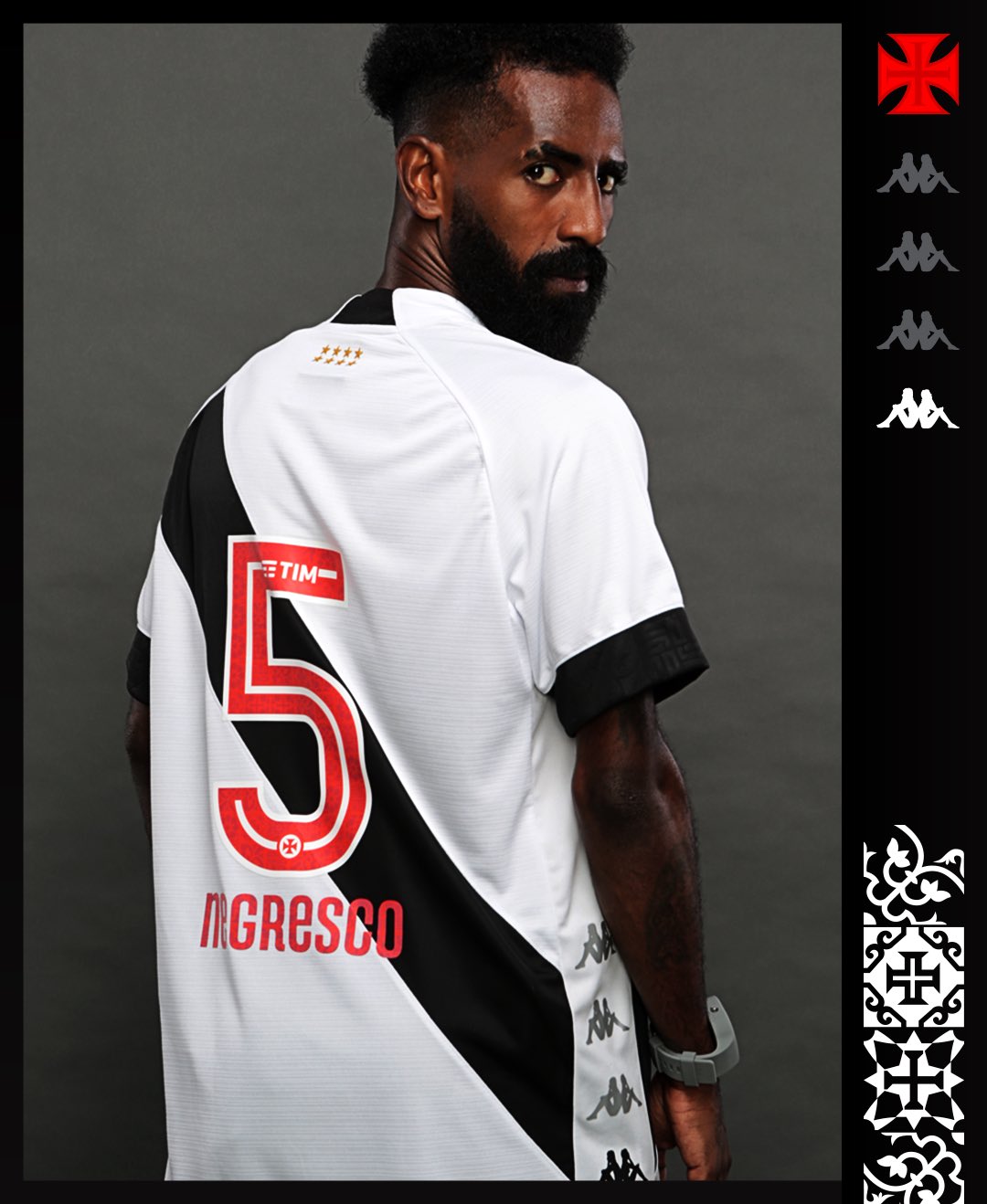 A camisa marca o retorno da faixa diagonal nas costas