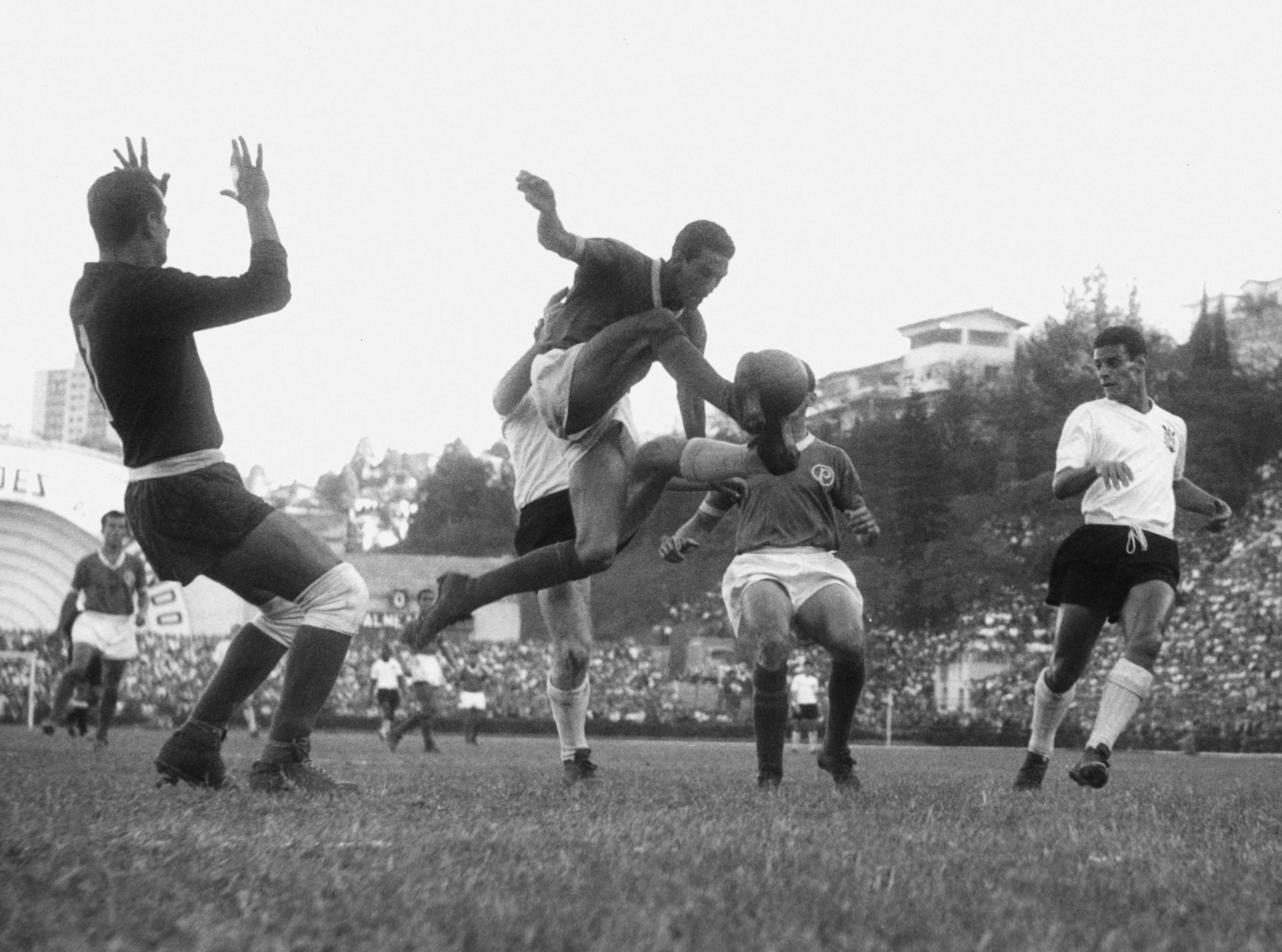 Campeonato Paulista de 1959 Brasil, S„o Paulo, SP. 16/08/1959. O zagueiro Waldemar Carabina (c), do Palmeiras, disputa a bola com o atacante Zague (encoberto), Corinthians, sendo observado pelo colega de clube, o goleiro AnÌbal, ‡ esquerda; enquanto Olavo (d) da equipe corintiana tenta ficar com a sobra da jogada, em jogo v·lido pelo Campeonato Paulista, realizado no est·dio do Pacaembu, zona oeste da cidade. - CrÈdito:ARQUIVO/PLACAR