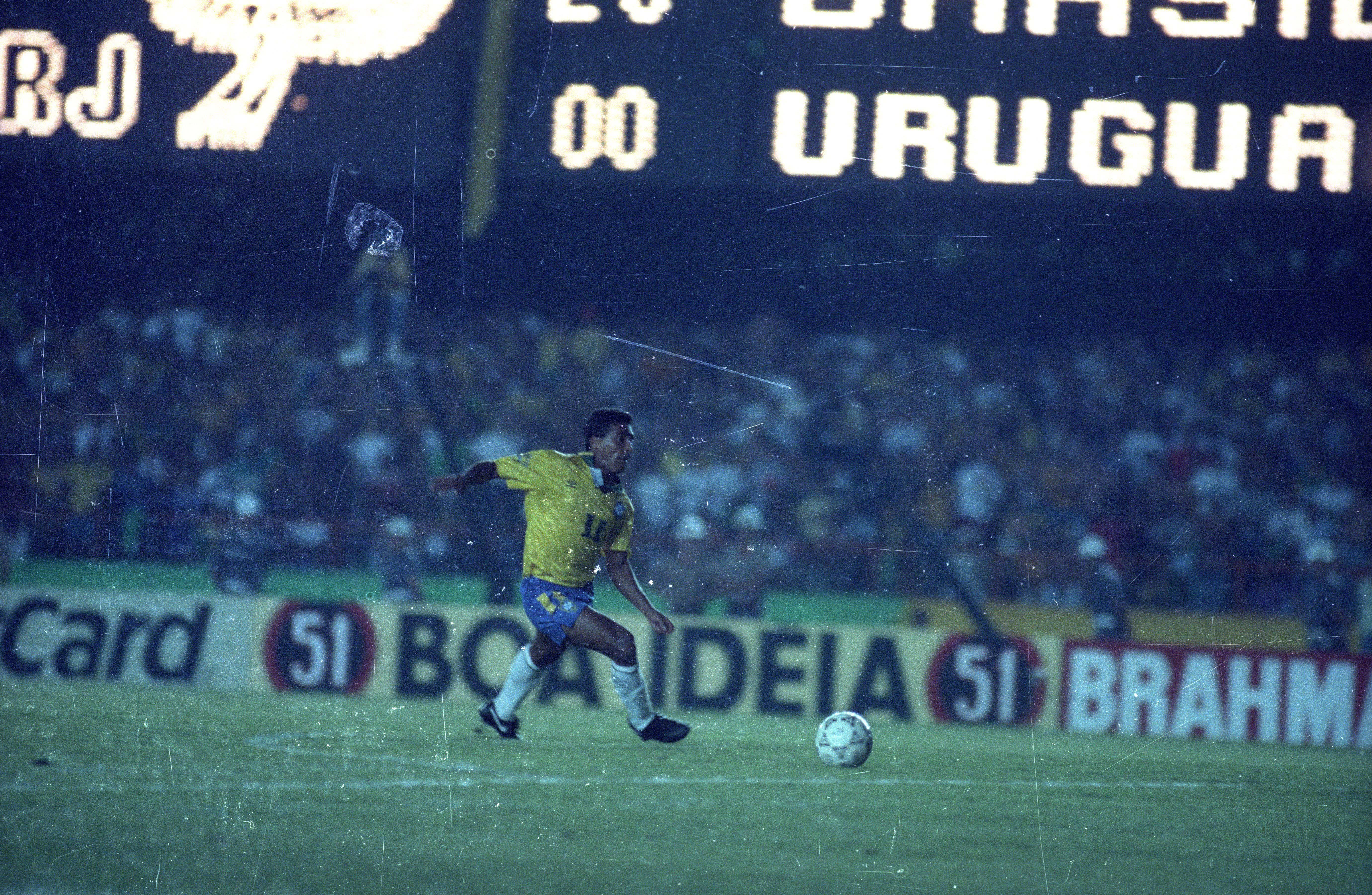 Rio de Janeiro (RJ) - 19/09/1993 - Futebol - Eliminatórias da Copa do Mundo de 1994 - Brasil 2 x 0 Uruguai - jogo no Maracanã - Depois de se livrar do goleiro Siboldi, Romário faz o segundo gol do Brasil e garante a classificação