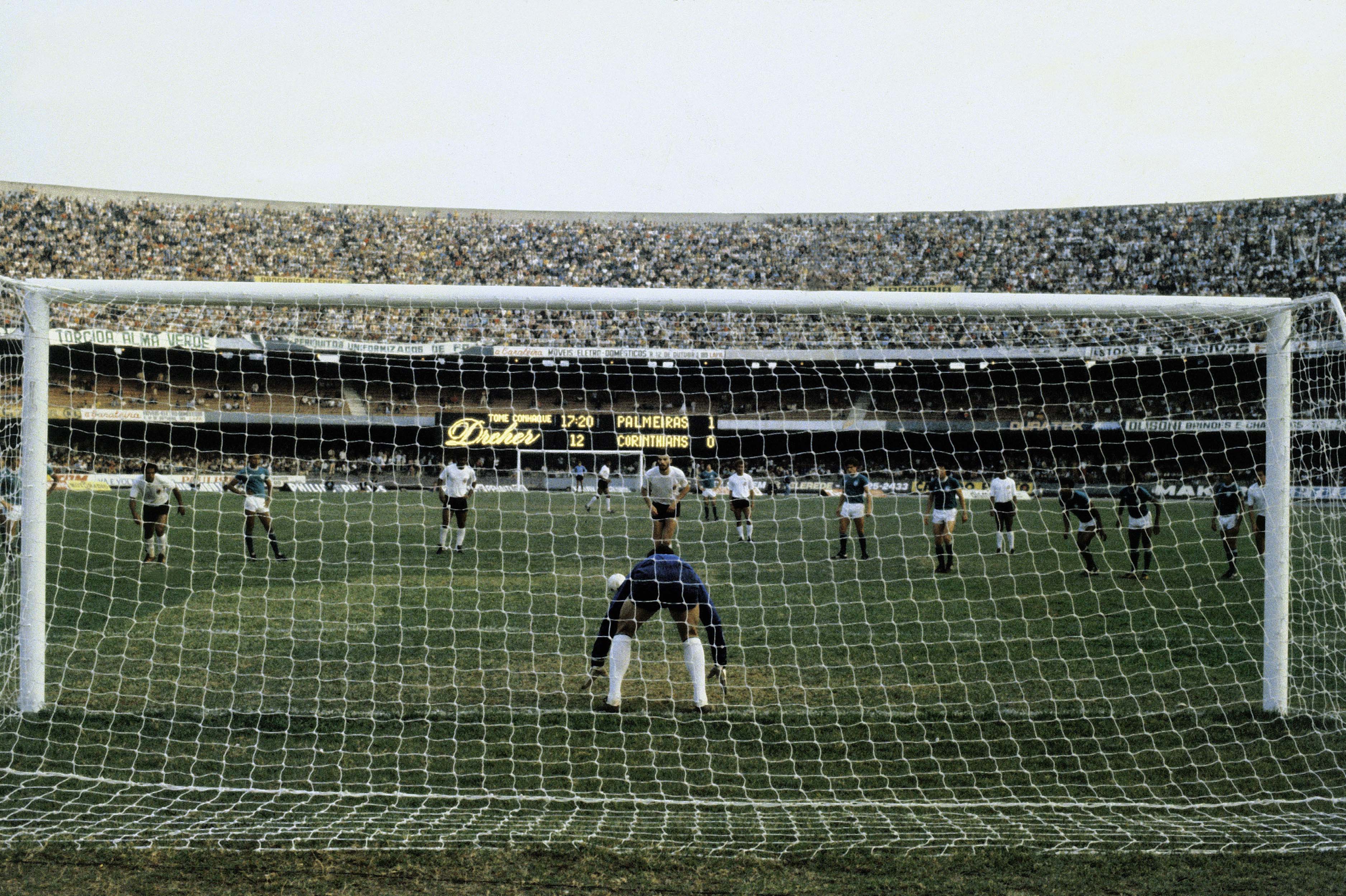 SOCRATES-PENALTY-CORINTHIANS MANOEL MOTTA