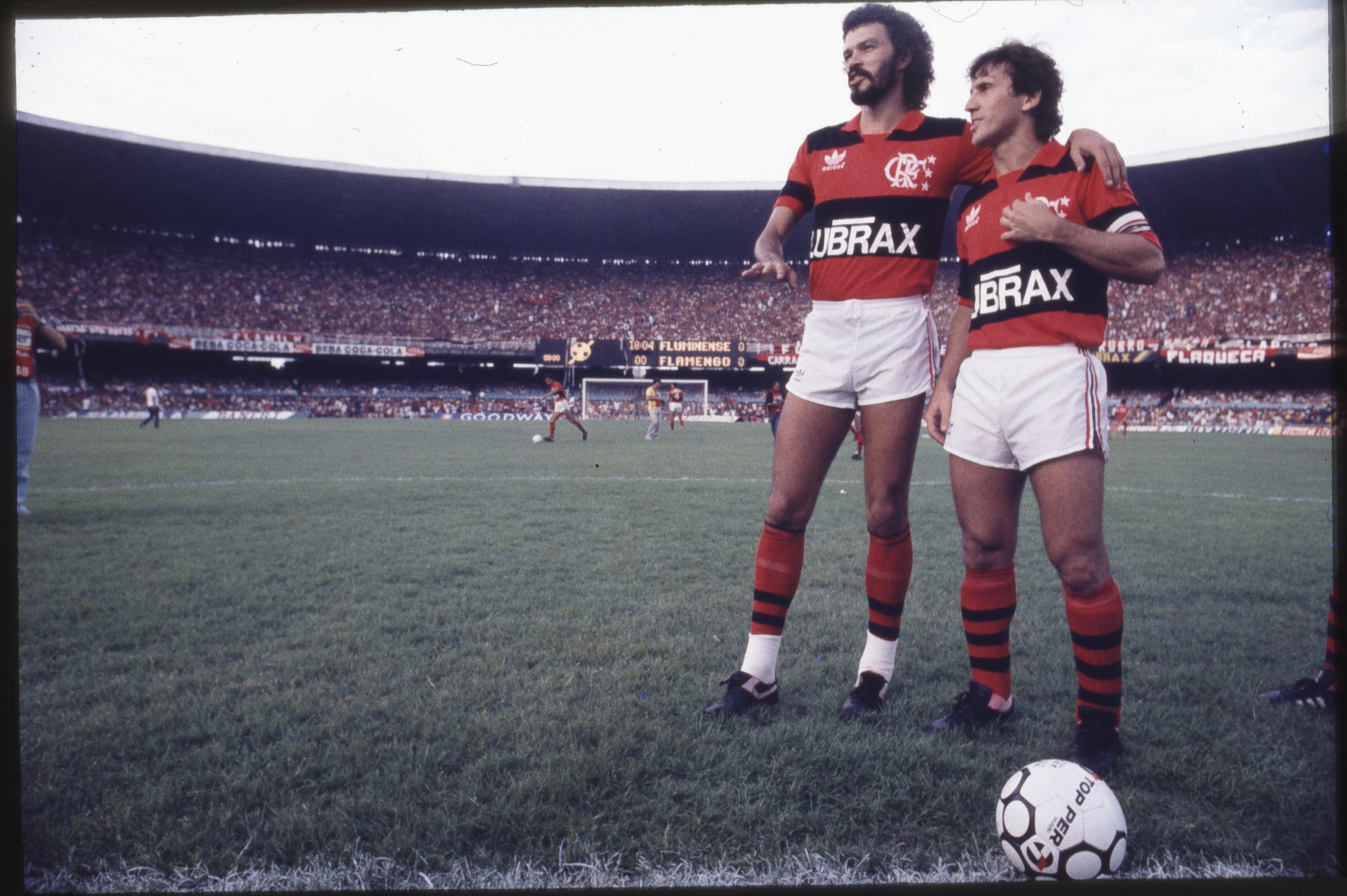 Sócrates e Zico, jogadores do Flamengo durante o jogo entre Fluminense x Flamengo, no estádio do Maracanã.