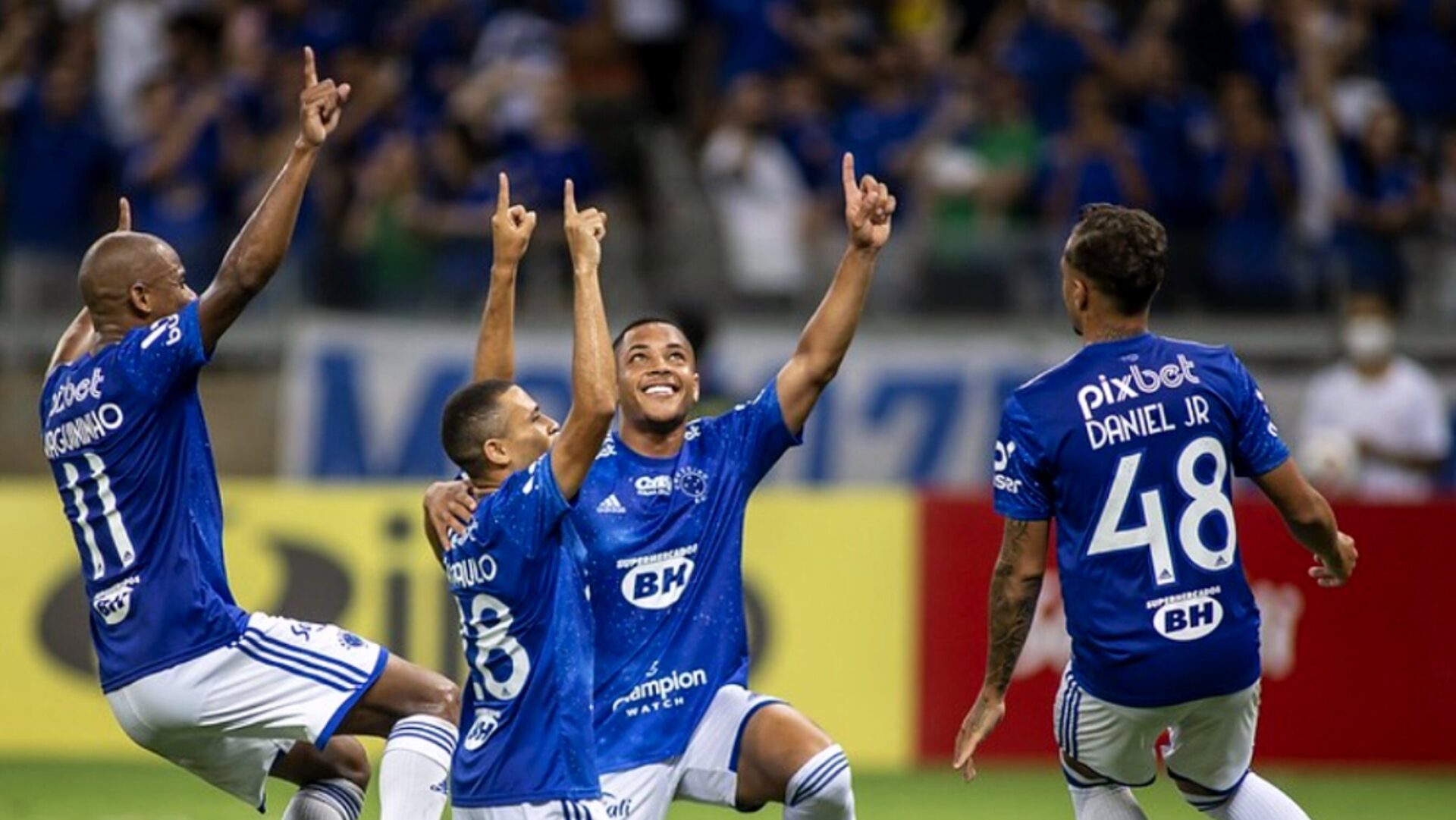 Jogadores do Cruzeiro celebram vitória no Campeonato Mineiro