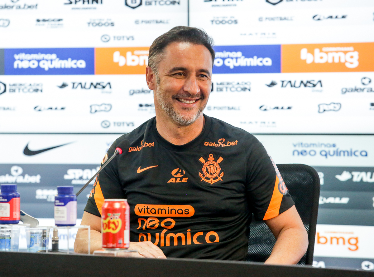 Vitor Pereira em sua primeira coletiva como técnico do Corinthians
