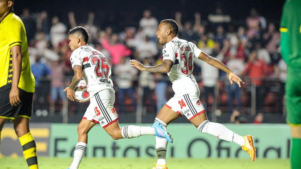 Rodrigo Nestor comemora gol do São Paulo diante do São Bernardo