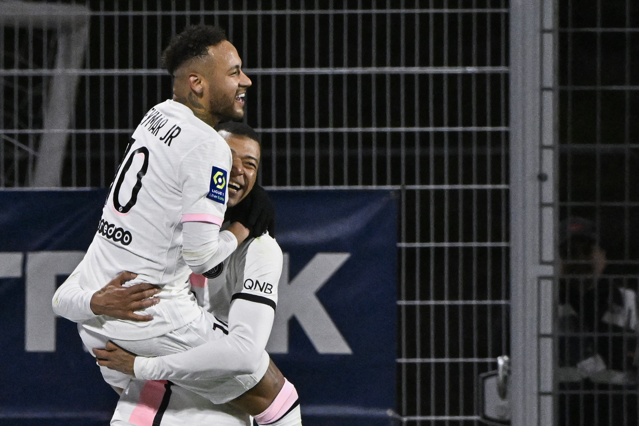 Neymar e Mbappé marcaram três gols cada na goleada do PSG -