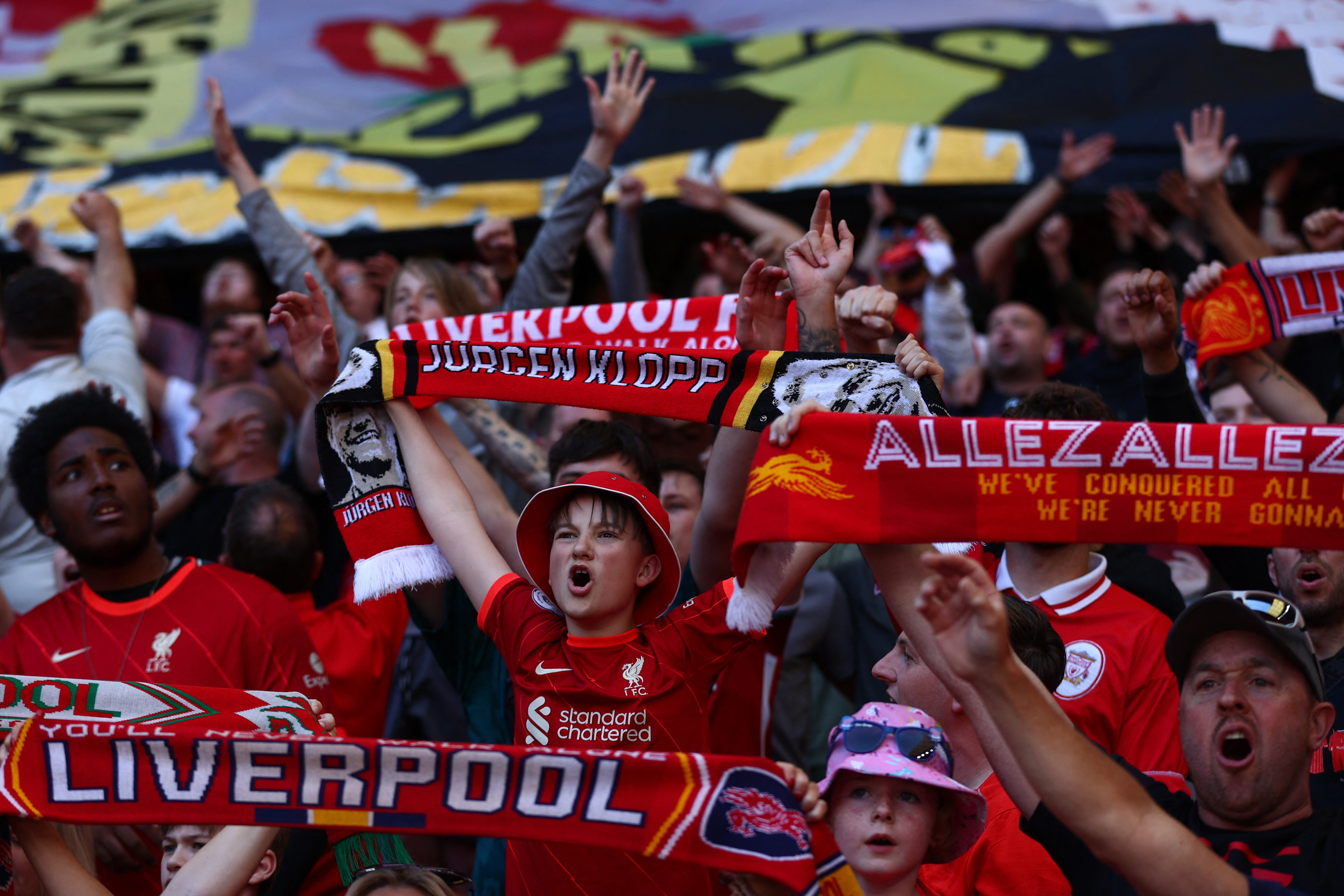 Fãs do Liverpool prestam solidariedade a Cristiano após perda do filho